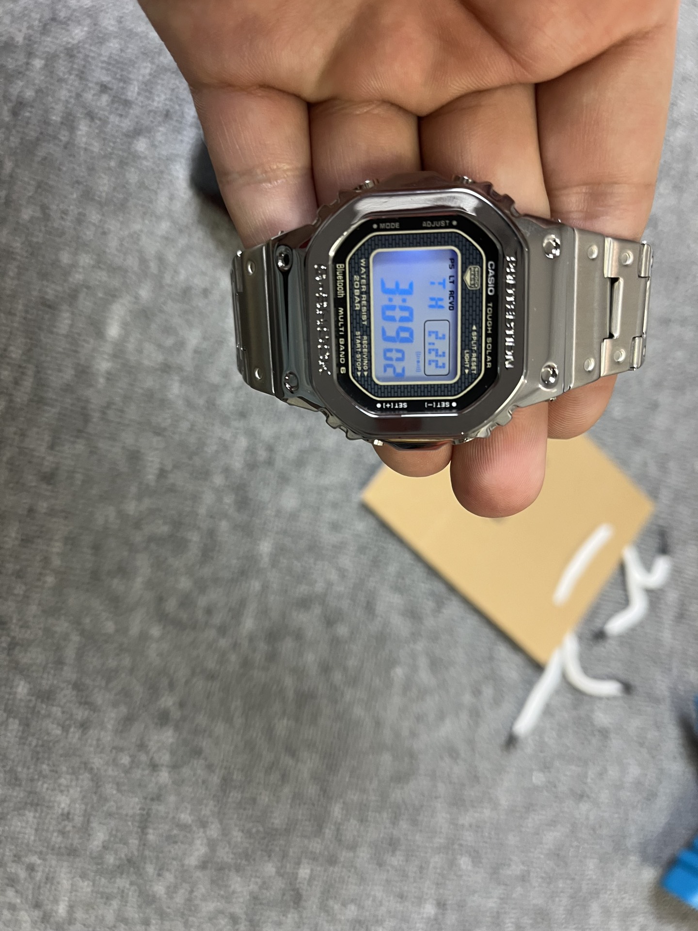 💰68
【卡西欧顶版本b5000系列/银】可配全套包装📦（铁盒+说明书+保修卡+手提袋）
卡西欧G-SHOCK GMW-B5000系列、时百尚搭的电子表！Led照明，每日闹钟，整点响报，秒表，倒计时，金属表盘树脂材质/精钢表带，矿物玻璃，厚度13mm 表壳横径43.2mm 请认准独品家质，余文乐同款⌚️卡西欧，配全套包装！