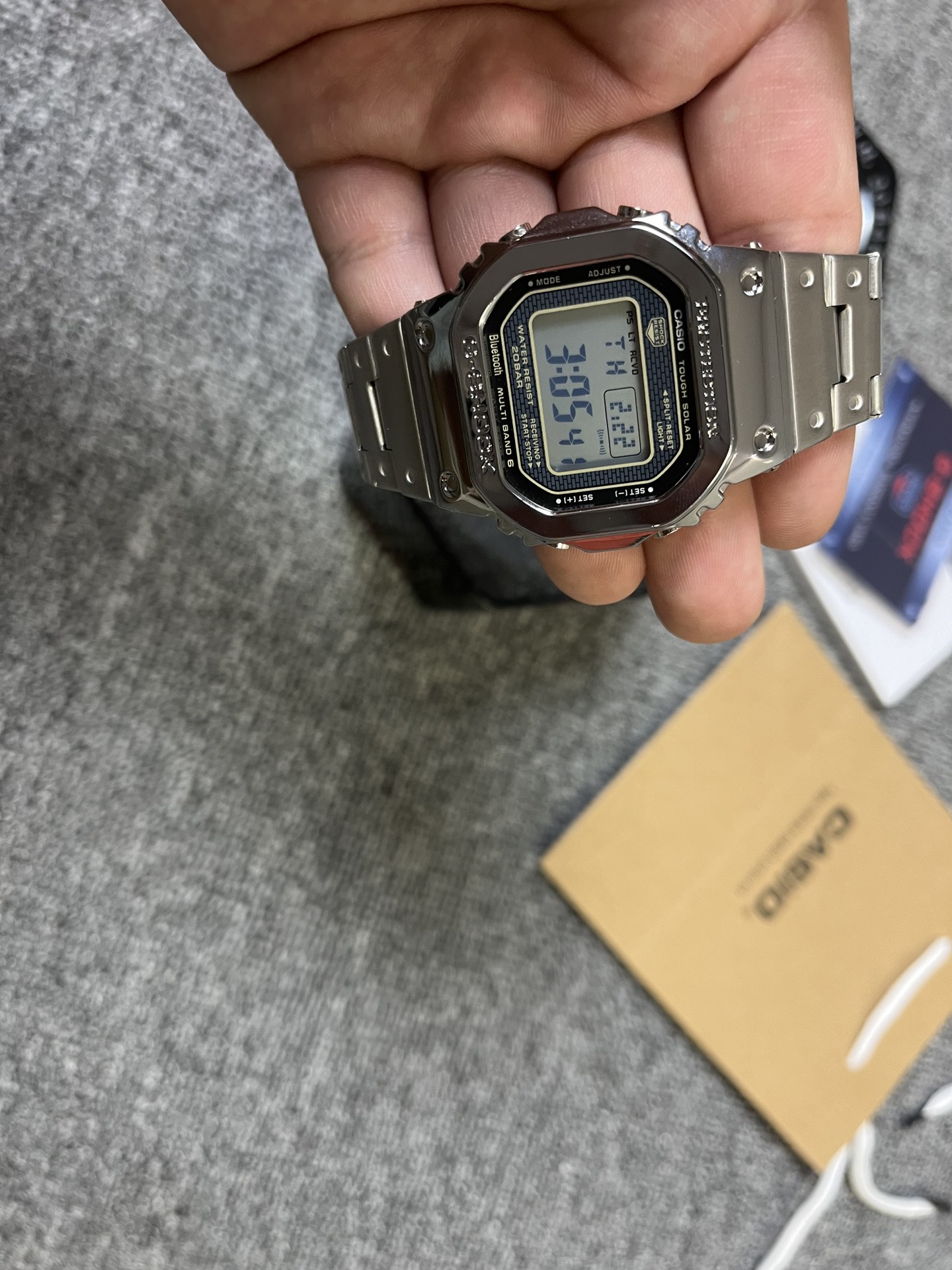 💰68
【卡西欧顶版本b5000系列/银】可配全套包装📦（铁盒+说明书+保修卡+手提袋）
卡西欧G-SHOCK GMW-B5000系列、时百尚搭的电子表！Led照明，每日闹钟，整点响报，秒表，倒计时，金属表盘树脂材质/精钢表带，矿物玻璃，厚度13mm 表壳横径43.2mm 请认准独品家质，余文乐同款⌚️卡西欧，配全套包装！