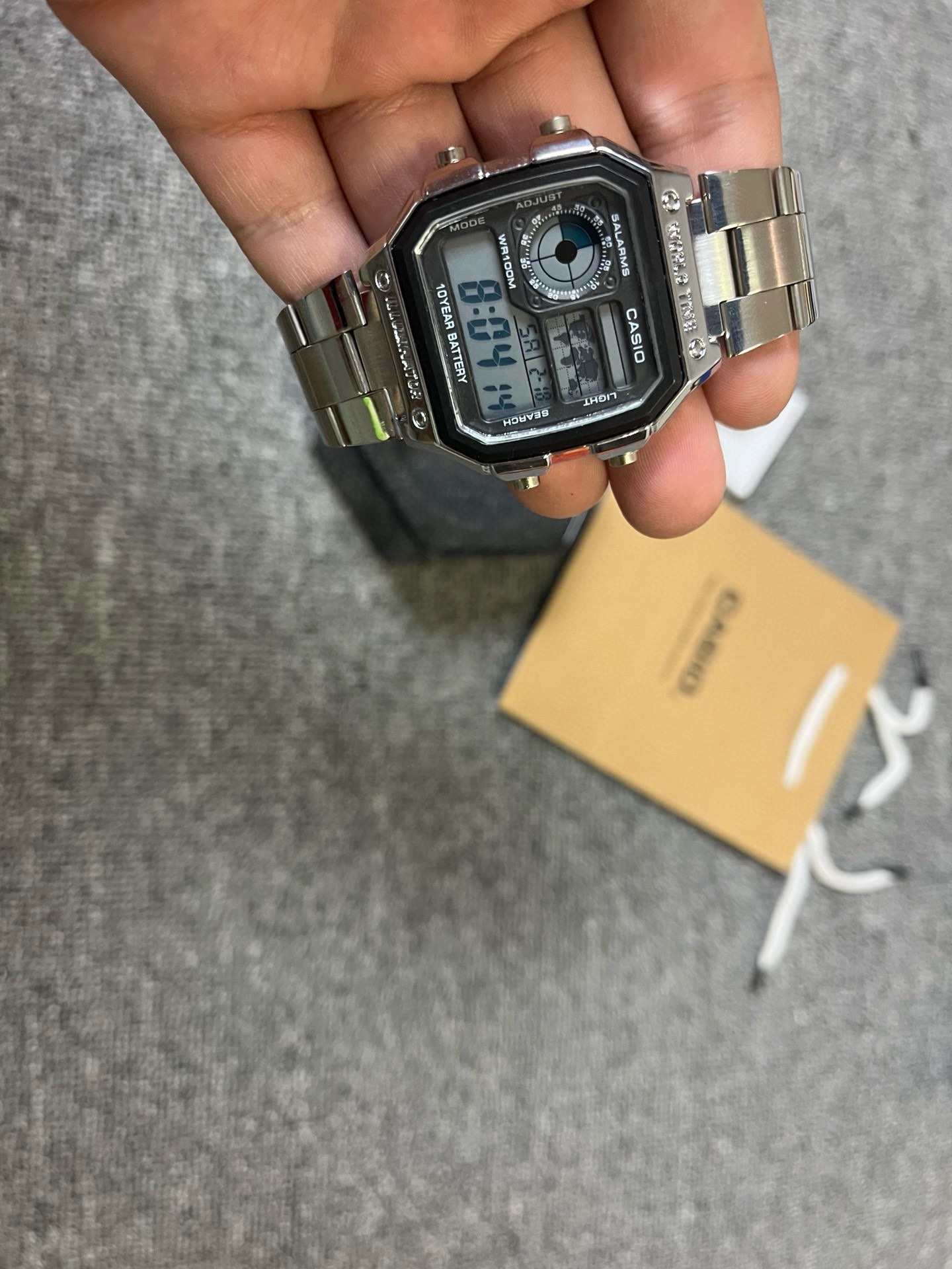 💰48
【卡西欧银色方块1200系列/银】可配全套包装📦（铁盒+说明书+保修卡+手提袋）
CASIO 卡西欧YOUTH系列 数码系列复古小方块小银块100米防水10年电池石英电子手表钢带  AE-1200WHD-1A。
