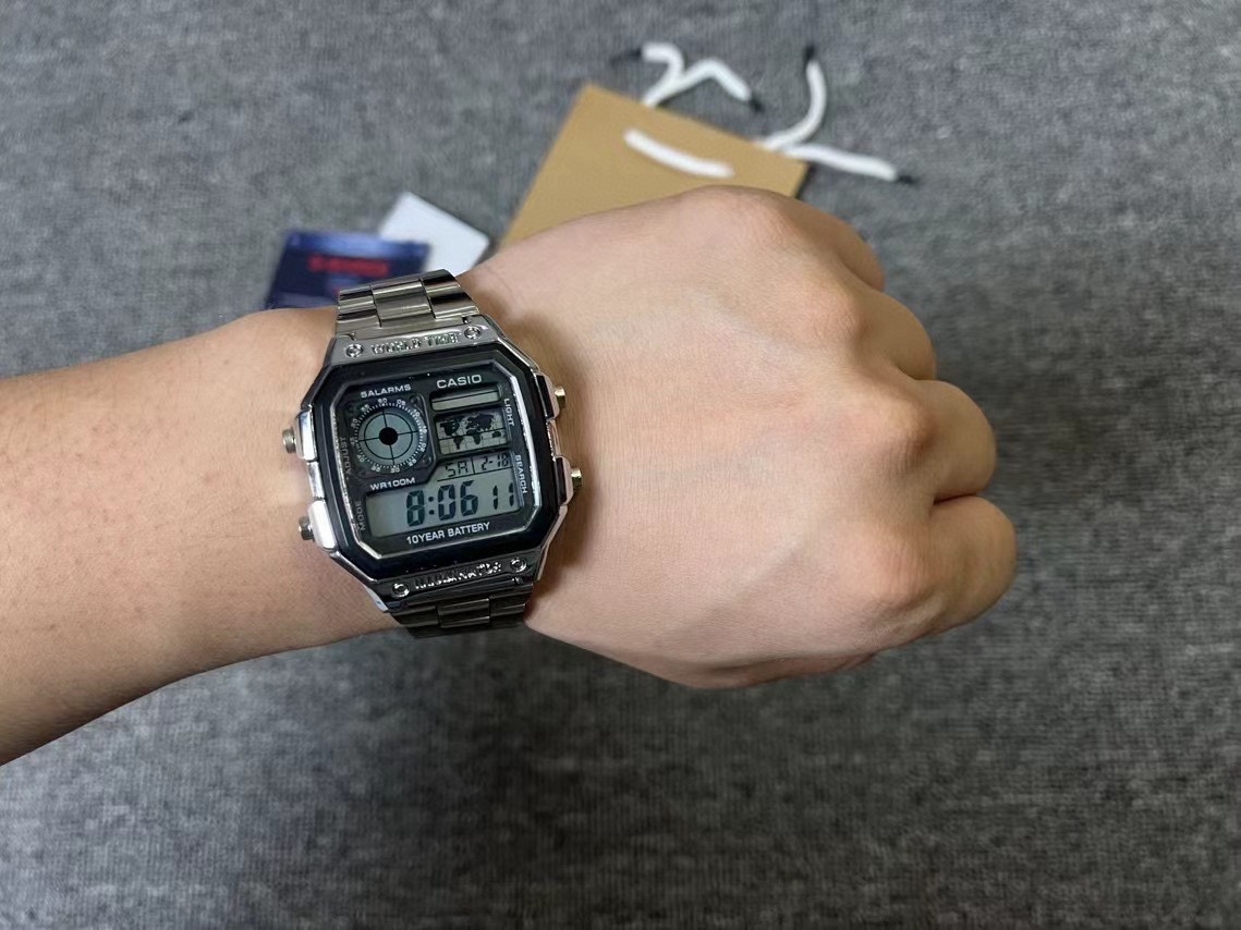 💰48
【卡西欧银色方块1200系列/银】可配全套包装📦（铁盒+说明书+保修卡+手提袋）
CASIO 卡西欧YOUTH系列 数码系列复古小方块小银块100米防水10年电池石英电子手表钢带  AE-1200WHD-1A。