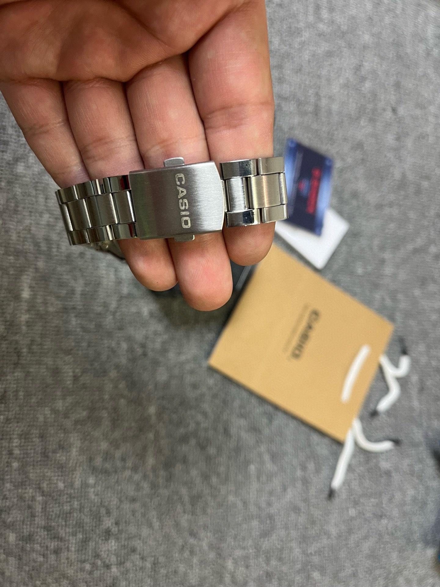 💰48
【卡西欧银色方块1200系列/银】可配全套包装📦（铁盒+说明书+保修卡+手提袋）
CASIO 卡西欧YOUTH系列 数码系列复古小方块小银块100米防水10年电池石英电子手表钢带  AE-1200WHD-1A。