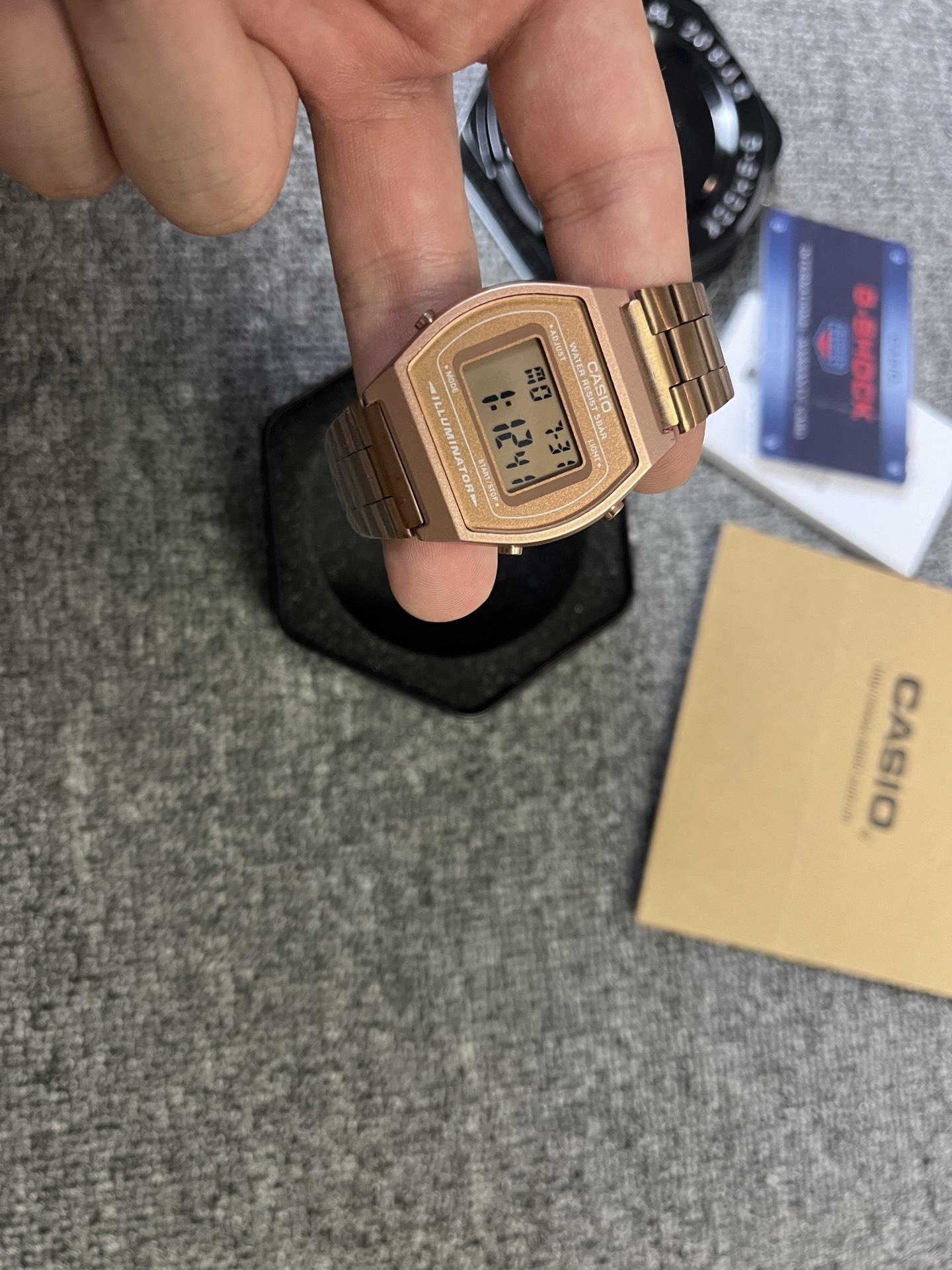 💰45
托朋友从韩国🇰🇷搞了一批正品卡西欧方块 得物百分百过验 支持客户得物识图自鉴 手慢拍大腿系列
【正品过验版本/小方块YOUTH系列】铁盒+5/官网全套包装📦+8（铁盒+说明书+保修卡+手提袋）

CASIO卡西欧YOUTH系列 VINTAGE系列 商务休闲小方块液晶显示方型表盘小银表50米防水 石英机芯 日韩表 男表 金色表盘 B640WD-1A