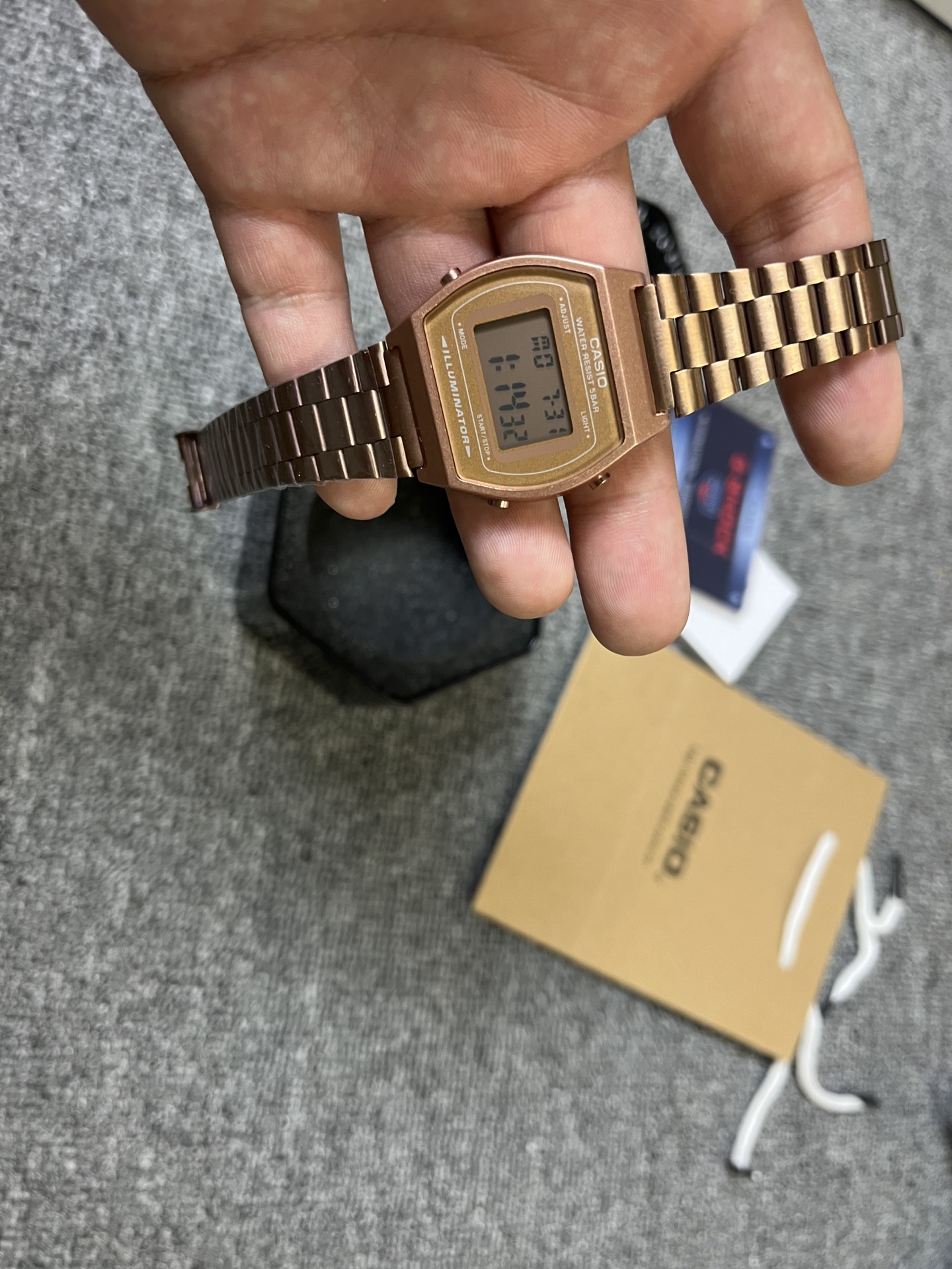 💰45
托朋友从韩国🇰🇷搞了一批正品卡西欧方块 得物百分百过验 支持客户得物识图自鉴 手慢拍大腿系列
【正品过验版本/小方块YOUTH系列】铁盒+5/官网全套包装📦+8（铁盒+说明书+保修卡+手提袋）

CASIO卡西欧YOUTH系列 VINTAGE系列 商务休闲小方块液晶显示方型表盘小银表50米防水 石英机芯 日韩表 男表 金色表盘 B640WD-1A