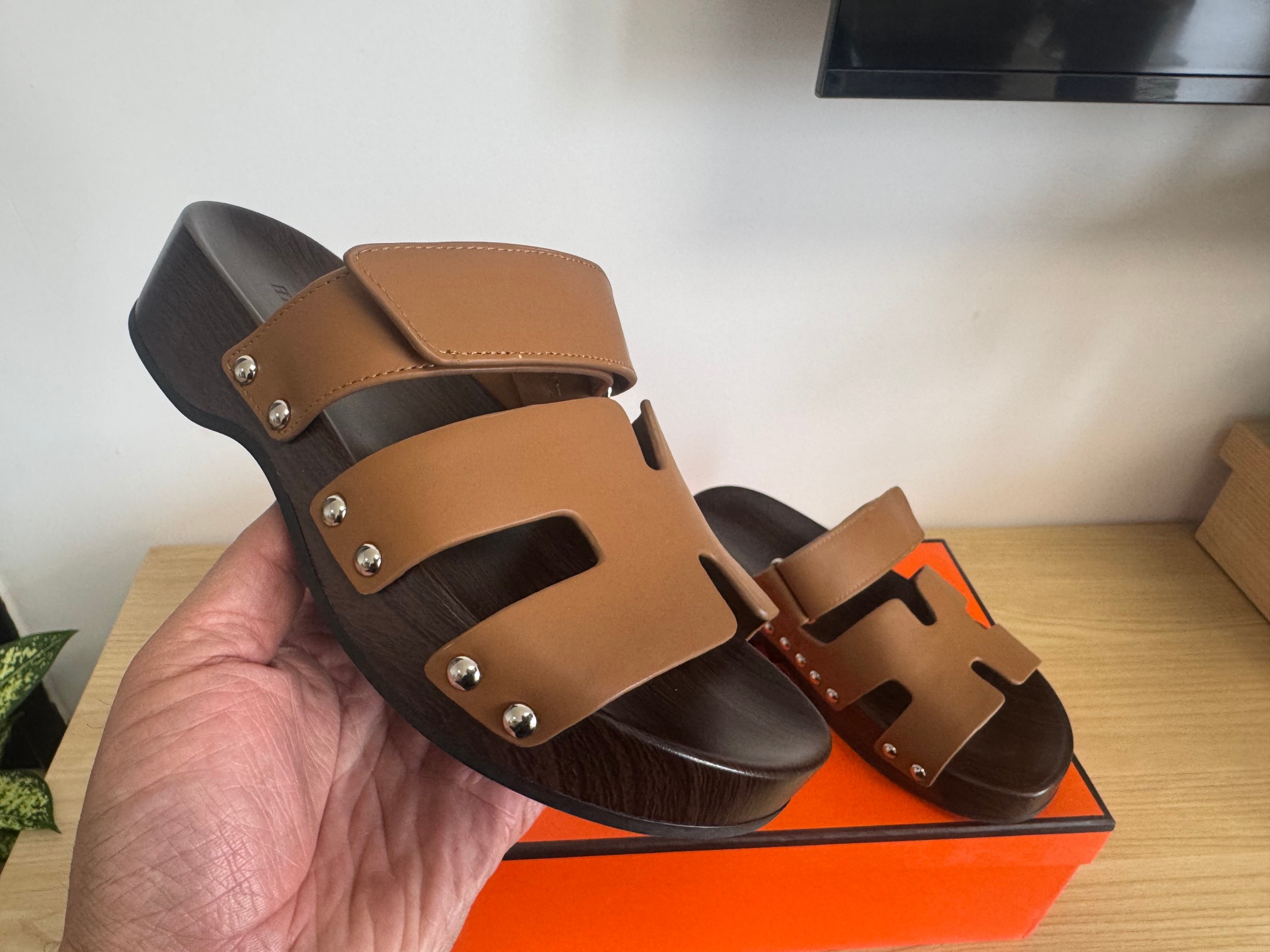 NO:236581,Top version thick-soled wood grain printing technology [rose] [rose] [rose] [rose] [rose] [rose] [rose] New Herme* H-h-h-home chypre second-best shoes H-type Velcro thick-soled sandals and slippers ZP purchased, top-grade original single quality, the highest version on the market, batch, imported upper, silk cowhide original open molded sole. Get what you pay for, real materials, whether it is leather, last, sole, or craftsmanship, they are the same as ZP Size35-40 size with H full set of high-end packaging, slippers, hermes, sandals, slippers, cowhide19860909顶级版本厚底木纹印刷工艺[玫瑰][玫瑰][玫瑰][玫瑰][玫瑰][玫瑰] 上新Herme* H家chypre二舅鞋H型魔术贴厚底凉鞋拖鞋 ZP购入,顶级原单品质,市面最高版本,批  鞋面进口头层丝绸牛皮原版开模大底.一分钱一分货,真材实料,无论是皮料、楦型、鞋底、工艺,都跟ZP一致 Size35-40码  配H全套高端包装,拖鞋,hermes,sandals,slippers,cowhide,Women's Shoes