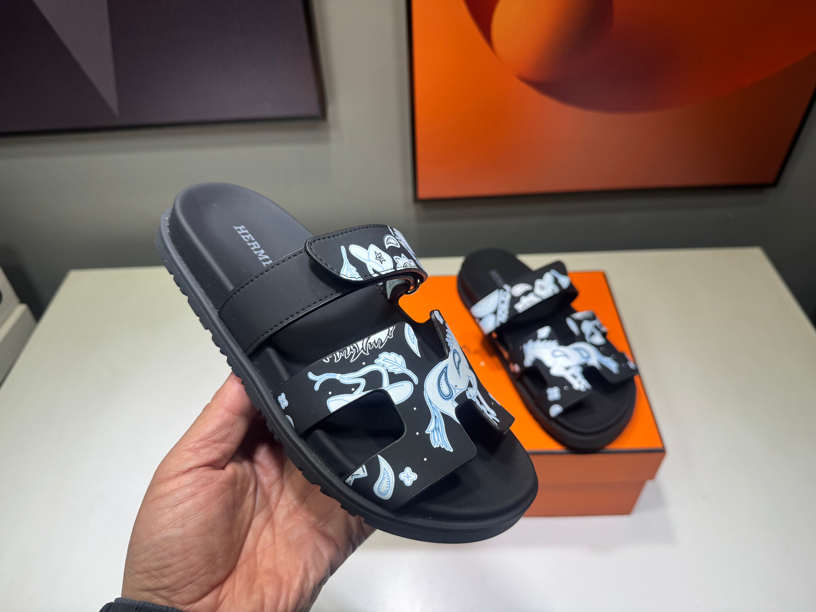 NO:173511,Top version (men's size) New Herme* H-h-h-home chypre second-best shoes H-type Velcro flat sandal slippers ZP purchase, top-level original single quality, highest version on the market, batch imported upper, silk cowhide leather/palm cowhide / goatskin, footbed mixed-bred sheepskin, original mold open-molded sole. Get what you pay for, real material, whether it is leather, last, sole, or craftsmanship, it is the same as ZP Size35-41 size (41 can be customized without return or exchange) Men's size 39-46 with H full set of high-end packaging, slippers, hermes, sandals, slippers, cowhide, sheepskin19860909顶级版本(男码) 上新Herme* H家chypre二舅鞋H型魔术贴平底凉鞋拖鞋 ZP购入,顶级原单品质,市面最高版本,批  鞋面进口头层丝绸牛皮/手掌纹牛皮/山羊皮,垫脚混种羊皮,原版开模大底.一分钱一分货,真材实料,无论是皮料、楦型、鞋底、工艺,都跟ZP一致 Size35-41码（41可定制不退不换） 男码39-46  配H全套高端包装,拖鞋,hermes,sandals,slippers,cowhide,sheepskin,Women's Shoes