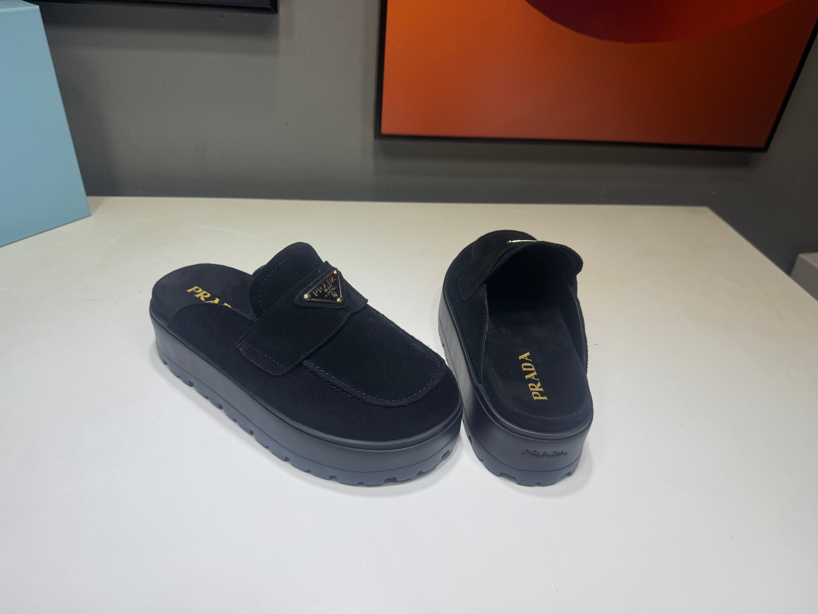 NO:236570,Purchase grade Prada 25ss P home 25 spring and summer thick-soled water table Baotou tow (German training style) full leather, thickened rubber sole, suede detail and good triangle embellishment, simple and high-end!  The key is that the legs are long and the legs are easily lengthened!  Size:#35-41 (41 custom made without return or exchange), semi-torque, prada, prada, chamois leather19860909代购级 Prada普拉达 25ss p家 25春夏厚底水台包头拖（德训风格）全真皮,加厚橡胶鞋底 麂皮细节感跟好 三角标点缀,简单高级！ 关键上脚超显腿长,轻松拉长腿部显腿！ Size:#35-41(41订做不退换）,半拖,prada,prada,chamois leather,Women's Shoes