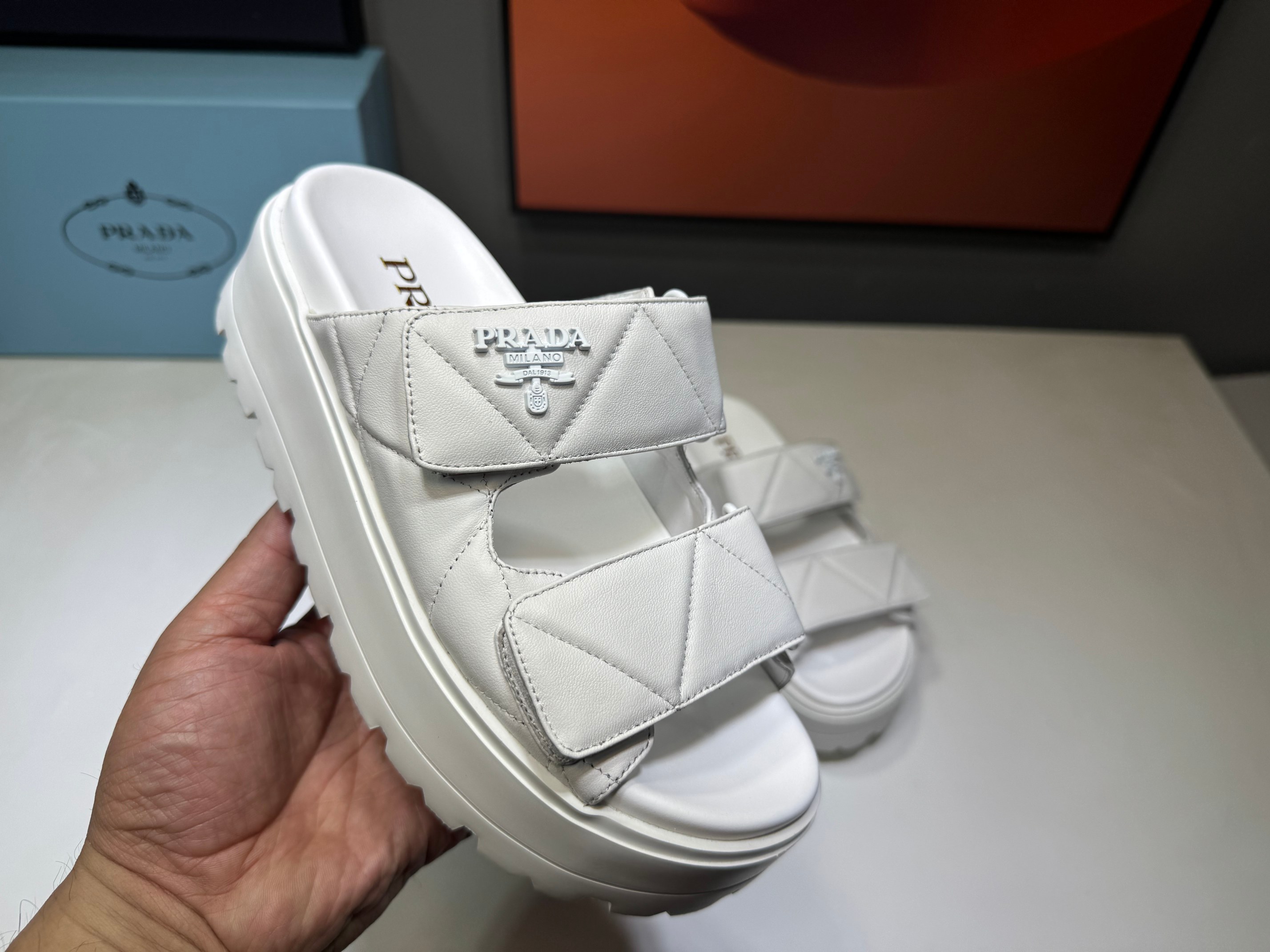 NO:236567,Purchase grade Prada 2025 spring and summer thick-soled water platform shoe (German training style) cowhide with good detail and triangular embellishment, simple and high-end!  The key is that the legs are long and the legs are easily lengthened!  Size:#35-41 (41 custom made without return or exchange), slippers, prada, prada, slippers, cowhide19860909代购级 Prada普拉达 2025春夏厚底水台托鞋（德训风格） 牛皮细节感跟好 三角标点缀,简单高级！ 关键上脚超显腿长,轻松拉长腿部显腿！ Size:#35-41(41订做不退换）,拖鞋,prada,prada,slippers,cowhide,Women's Shoes