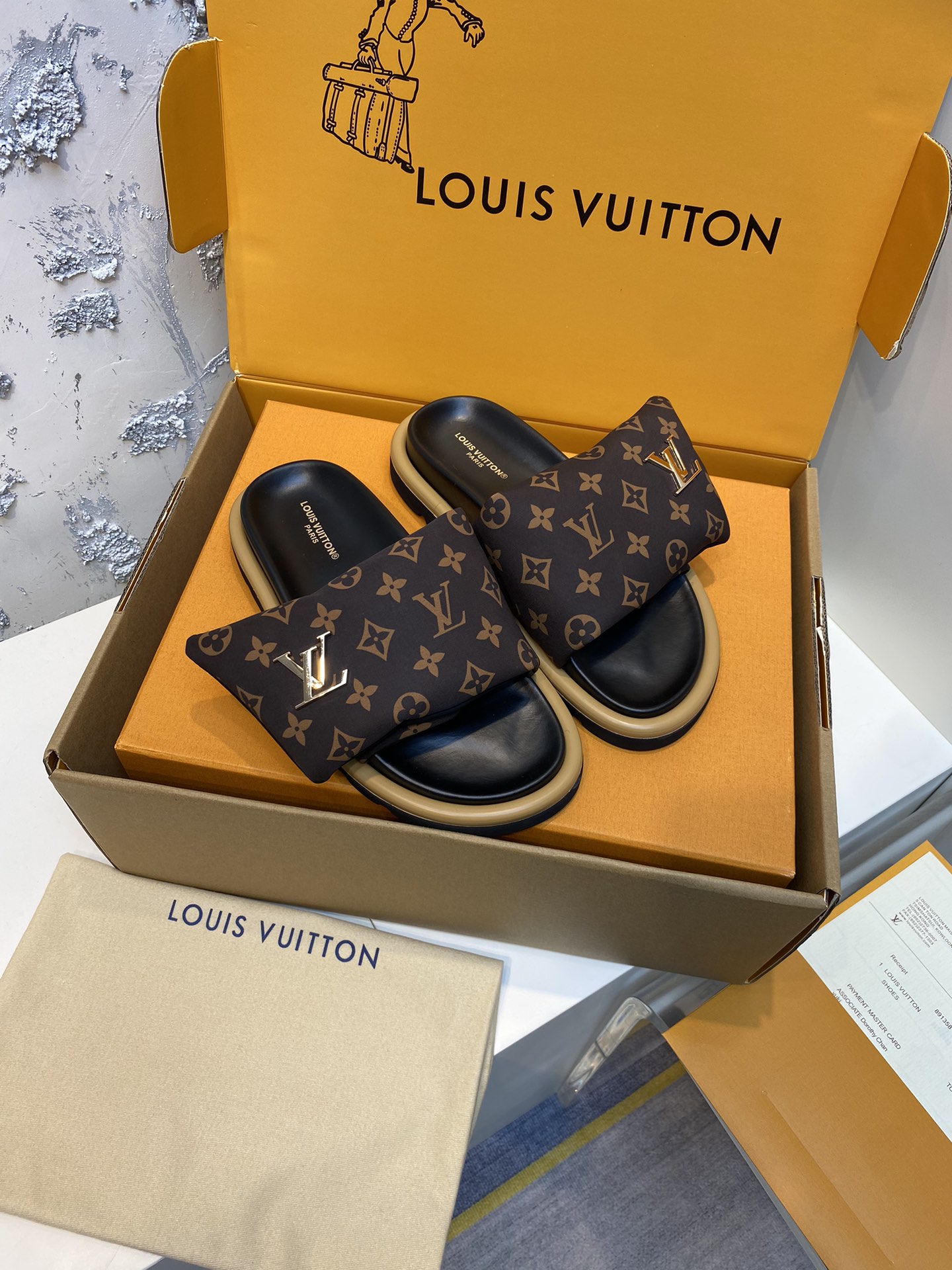 NO:388206,Aircraft Box 15 Live Shooting [Purchase Agent Level] Down Fill!  LV new style counter synchronization——Summer slippers are the soul. The latest denim tannin Poll Pillow Lazy outfit Bi Start looking forward to summer Denim Girl size, V denim tannin is back... Practical, versatile, easy to wear This time the new blue denim velcro, closed eyes, Velcro sandals, no need to worry about high instep, can be adjusted, the upper is soft, the shoes are not heavy, it is quite comfortable to wear. Size: Women 35-40 { Men 39-44 }, slippers, louis vuitton, slippers, down jacket19860909飞机盒15 实物拍摄【代购级】羽绒填充！ LV新款 专柜同步———夏天拖鞋才是灵魂. 最新牛仔丹宁Poll Pillow 慵懒感穿搭bi备 开始期待夏天 Denim Girl码住,v牛仔丹宁回归啦.... 实用,百 搭,又好穿 这次新出的蓝色牛仔魔术贴,闭眼 上 了,魔术贴凉拖,脚背高也不用担心,可以调 节,鞋面比较软的,鞋子也不算重,穿起来蛮舒 服. Size:女35—40｛男39-44｝,拖鞋,louis vuitton,slippers,down jacket,Women's Shoes