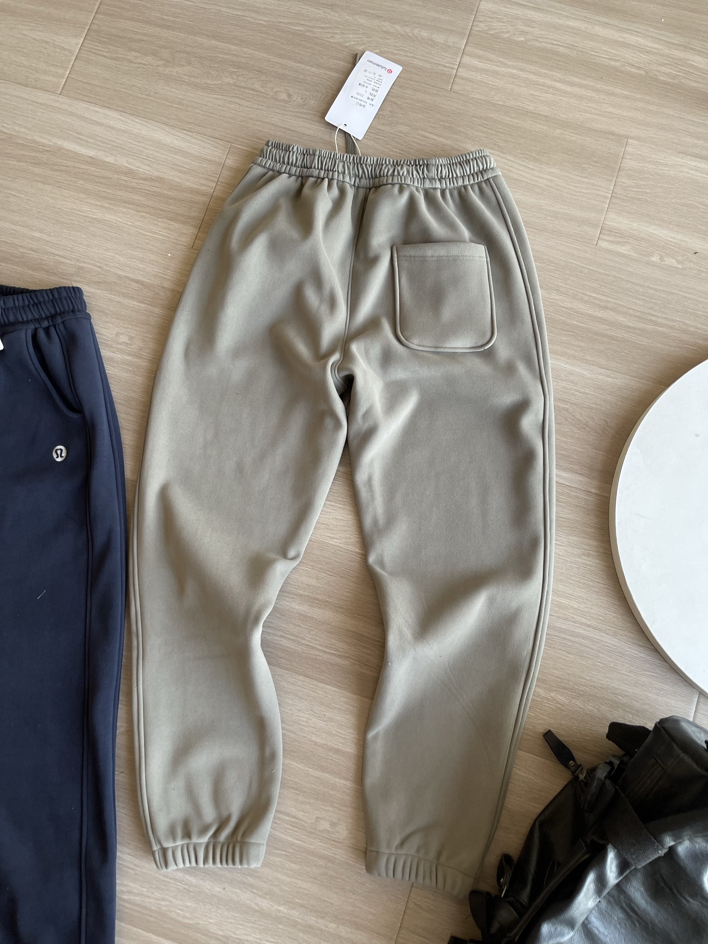 💰135 一条兼具舒适与型格的卫裤必不可少，露露这款秋季男士束脚口卫裤便是优选。
它采用定制斐乐棉面料，含棉量高，触感软糯亲肤，贴身穿毫无不适感，同时加入弹性纤维，赋予面料恰到好处的拉伸度，久坐或活动都不会有束缚感。面料厚度适中，既足以抵御秋日微凉，又不会显得臃肿，单穿或内搭都合适。

设计上简约大气，经典纯色款百搭不挑人，裤身利落的剪裁勾勒出流畅线条，避免了拖沓感。束脚口设计是点睛之笔，收紧的裤脚利落精神，能巧妙修饰腿部线条，搭配运动鞋、板鞋都很和谐，无论是日常通勤、休闲散步还是运动健身，都能轻松驾驭。

腰头采用加宽松紧设计，搭配可调节抽绳，贴合不同腰围，穿脱方便又稳固。细节处也不含糊，工整的走线提升耐用度，隐形口袋实用美观，兼顾功能性与时尚感，让你在秋日里舒适又有 8