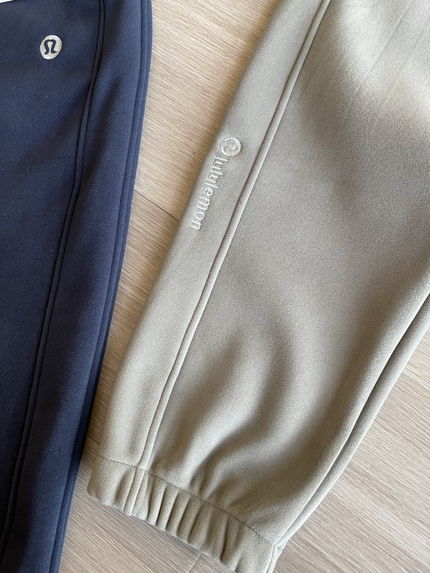 💰135 一条兼具舒适与型格的卫裤必不可少，露露这款秋季男士束脚口卫裤便是优选。
它采用定制斐乐棉面料，含棉量高，触感软糯亲肤，贴身穿毫无不适感，同时加入弹性纤维，赋予面料恰到好处的拉伸度，久坐或活动都不会有束缚感。面料厚度适中，既足以抵御秋日微凉，又不会显得臃肿，单穿或内搭都合适。

设计上简约大气，经典纯色款百搭不挑人，裤身利落的剪裁勾勒出流畅线条，避免了拖沓感。束脚口设计是点睛之笔，收紧的裤脚利落精神，能巧妙修饰腿部线条，搭配运动鞋、板鞋都很和谐，无论是日常通勤、休闲散步还是运动健身，都能轻松驾驭。

腰头采用加宽松紧设计，搭配可调节抽绳，贴合不同腰围，穿脱方便又稳固。细节处也不含糊，工整的走线提升耐用度，隐形口袋实用美观，兼顾功能性与时尚感，让你在秋日里舒适又有 8