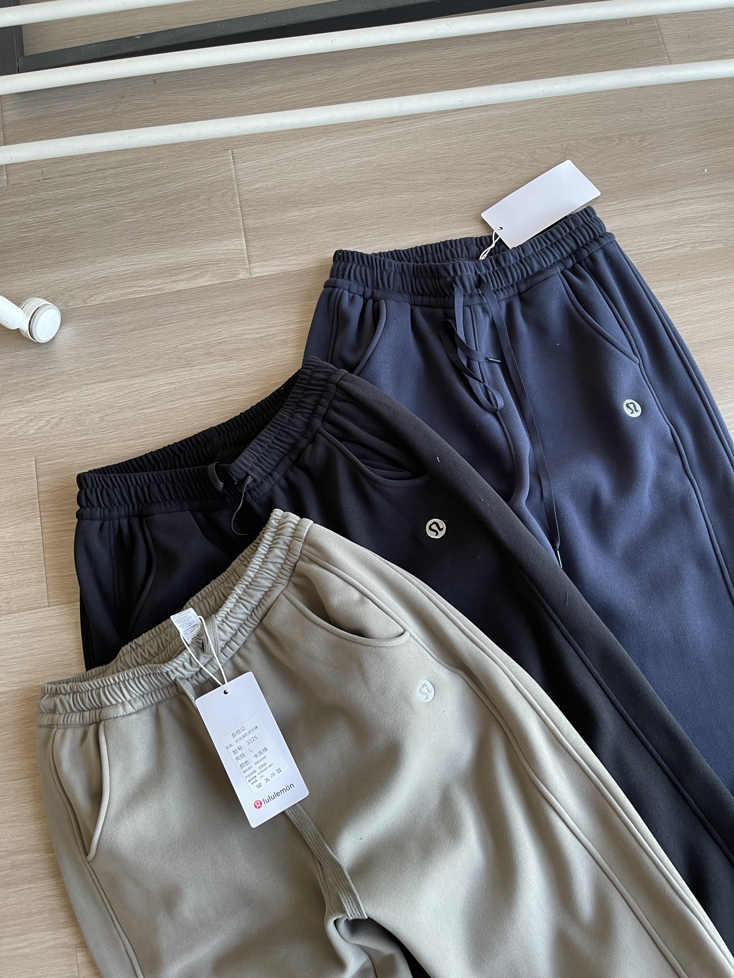 💰135 一条兼具舒适与型格的卫裤必不可少，露露这款秋季男士束脚口卫裤便是优选。
它采用定制斐乐棉面料，含棉量高，触感软糯亲肤，贴身穿毫无不适感，同时加入弹性纤维，赋予面料恰到好处的拉伸度，久坐或活动都不会有束缚感。面料厚度适中，既足以抵御秋日微凉，又不会显得臃肿，单穿或内搭都合适。

设计上简约大气，经典纯色款百搭不挑人，裤身利落的剪裁勾勒出流畅线条，避免了拖沓感。束脚口设计是点睛之笔，收紧的裤脚利落精神，能巧妙修饰腿部线条，搭配运动鞋、板鞋都很和谐，无论是日常通勤、休闲散步还是运动健身，都能轻松驾驭。

腰头采用加宽松紧设计，搭配可调节抽绳，贴合不同腰围，穿脱方便又稳固。细节处也不含糊，工整的走线提升耐用度，隐形口袋实用美观，兼顾功能性与时尚感，让你在秋日里舒适又有 8