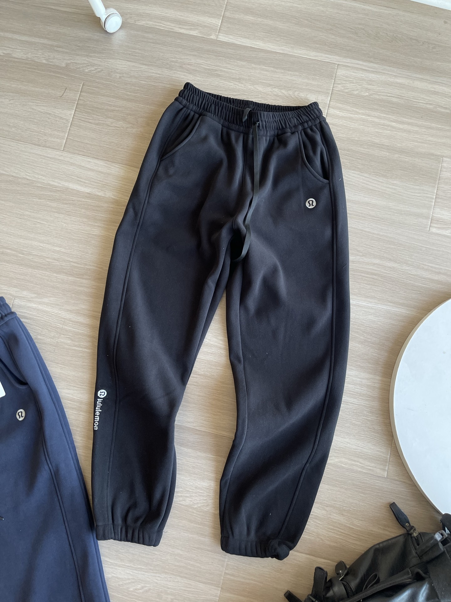 💰135 一条兼具舒适与型格的卫裤必不可少，露露这款秋季男士束脚口卫裤便是优选。
它采用定制斐乐棉面料，含棉量高，触感软糯亲肤，贴身穿毫无不适感，同时加入弹性纤维，赋予面料恰到好处的拉伸度，久坐或活动都不会有束缚感。面料厚度适中，既足以抵御秋日微凉，又不会显得臃肿，单穿或内搭都合适。

设计上简约大气，经典纯色款百搭不挑人，裤身利落的剪裁勾勒出流畅线条，避免了拖沓感。束脚口设计是点睛之笔，收紧的裤脚利落精神，能巧妙修饰腿部线条，搭配运动鞋、板鞋都很和谐，无论是日常通勤、休闲散步还是运动健身，都能轻松驾驭。

腰头采用加宽松紧设计，搭配可调节抽绳，贴合不同腰围，穿脱方便又稳固。细节处也不含糊，工整的走线提升耐用度，隐形口袋实用美观，兼顾功能性与时尚感，让你在秋日里舒适又有 8