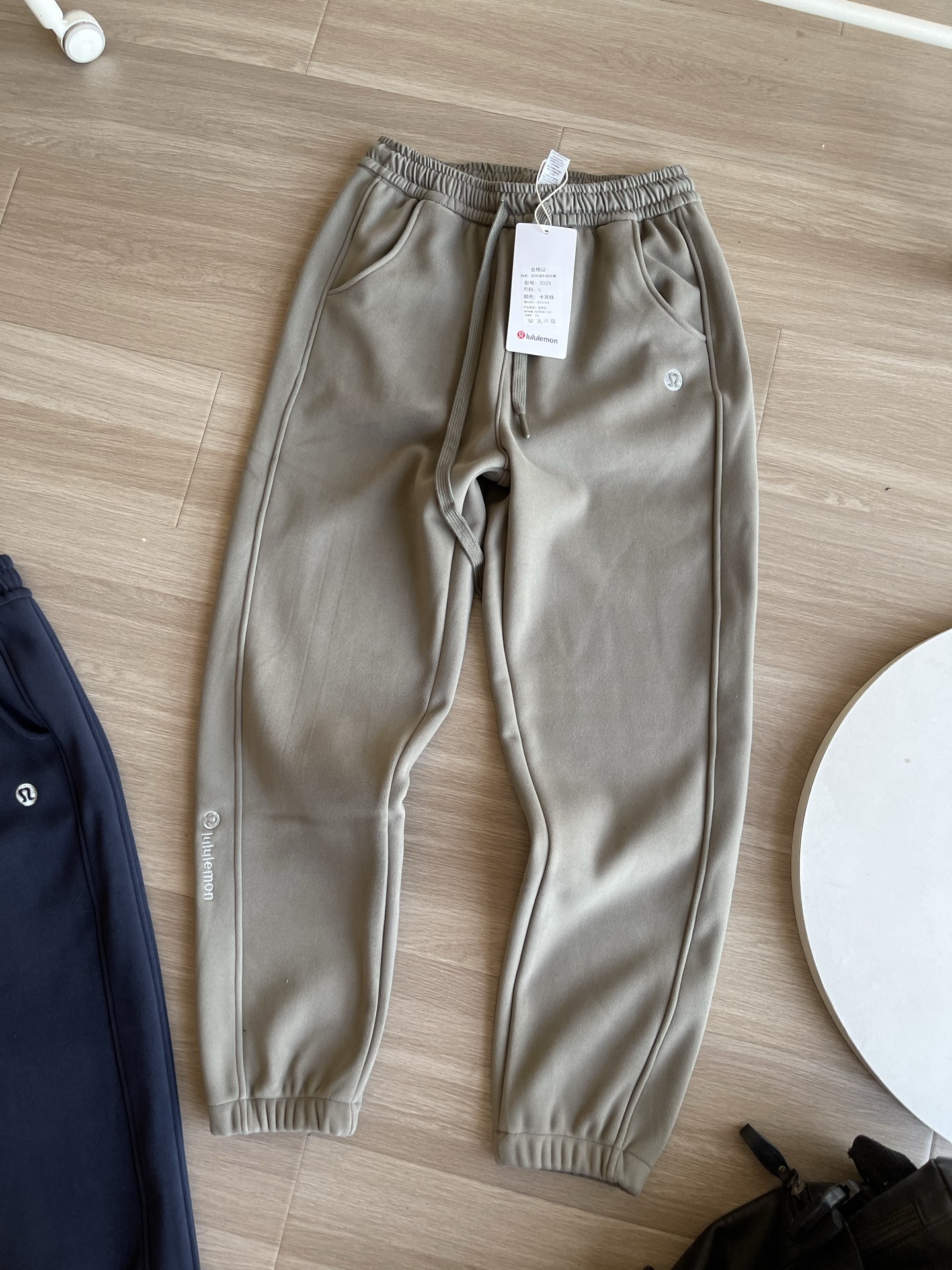 💰135 一条兼具舒适与型格的卫裤必不可少，露露这款秋季男士束脚口卫裤便是优选。
它采用定制斐乐棉面料，含棉量高，触感软糯亲肤，贴身穿毫无不适感，同时加入弹性纤维，赋予面料恰到好处的拉伸度，久坐或活动都不会有束缚感。面料厚度适中，既足以抵御秋日微凉，又不会显得臃肿，单穿或内搭都合适。

设计上简约大气，经典纯色款百搭不挑人，裤身利落的剪裁勾勒出流畅线条，避免了拖沓感。束脚口设计是点睛之笔，收紧的裤脚利落精神，能巧妙修饰腿部线条，搭配运动鞋、板鞋都很和谐，无论是日常通勤、休闲散步还是运动健身，都能轻松驾驭。

腰头采用加宽松紧设计，搭配可调节抽绳，贴合不同腰围，穿脱方便又稳固。细节处也不含糊，工整的走线提升耐用度，隐形口袋实用美观，兼顾功能性与时尚感，让你在秋日里舒适又有 8