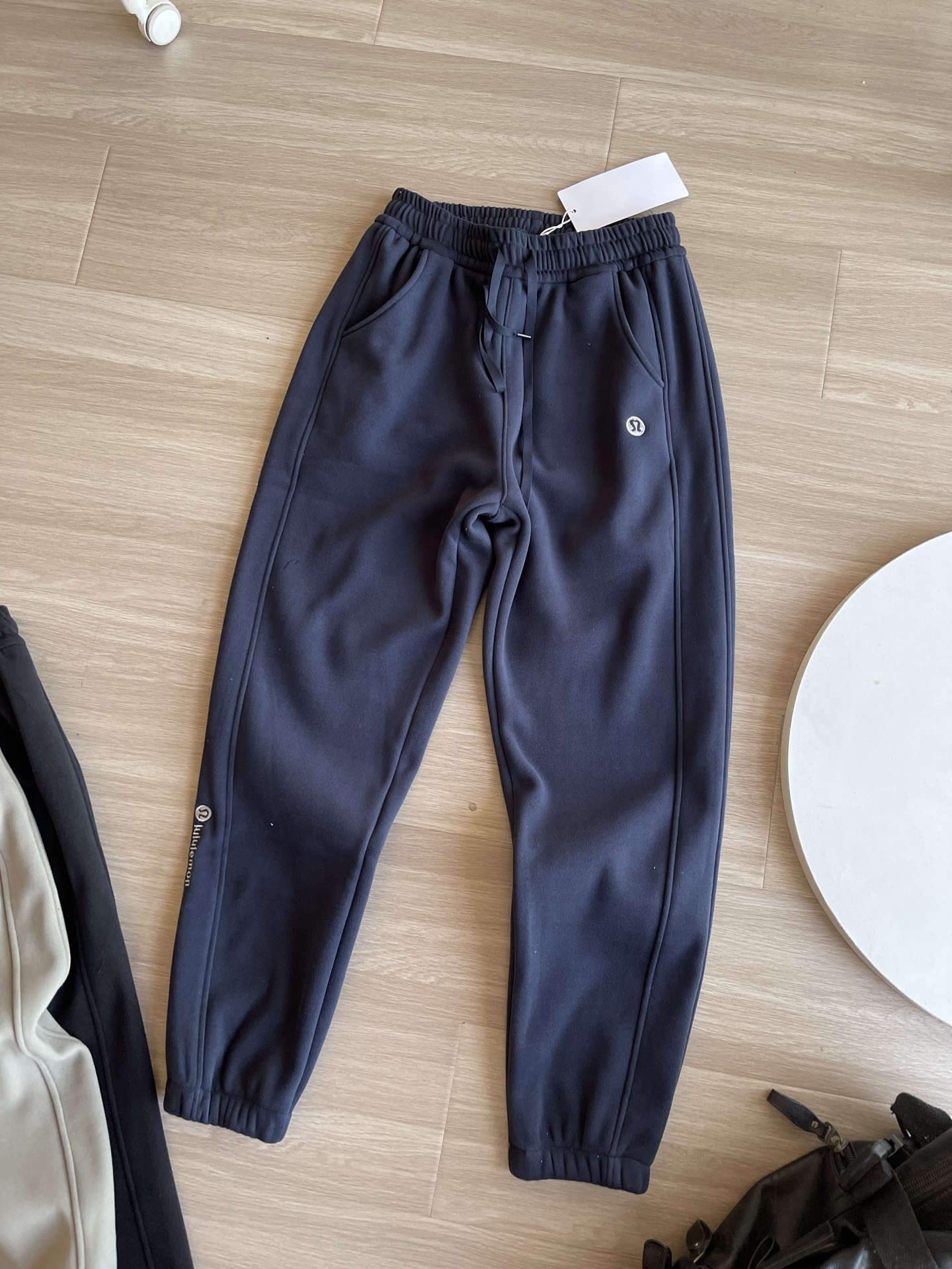 💰135 一条兼具舒适与型格的卫裤必不可少，露露这款秋季男士束脚口卫裤便是优选。
它采用定制斐乐棉面料，含棉量高，触感软糯亲肤，贴身穿毫无不适感，同时加入弹性纤维，赋予面料恰到好处的拉伸度，久坐或活动都不会有束缚感。面料厚度适中，既足以抵御秋日微凉，又不会显得臃肿，单穿或内搭都合适。

设计上简约大气，经典纯色款百搭不挑人，裤身利落的剪裁勾勒出流畅线条，避免了拖沓感。束脚口设计是点睛之笔，收紧的裤脚利落精神，能巧妙修饰腿部线条，搭配运动鞋、板鞋都很和谐，无论是日常通勤、休闲散步还是运动健身，都能轻松驾驭。

腰头采用加宽松紧设计，搭配可调节抽绳，贴合不同腰围，穿脱方便又稳固。细节处也不含糊，工整的走线提升耐用度，隐形口袋实用美观，兼顾功能性与时尚感，让你在秋日里舒适又有 8