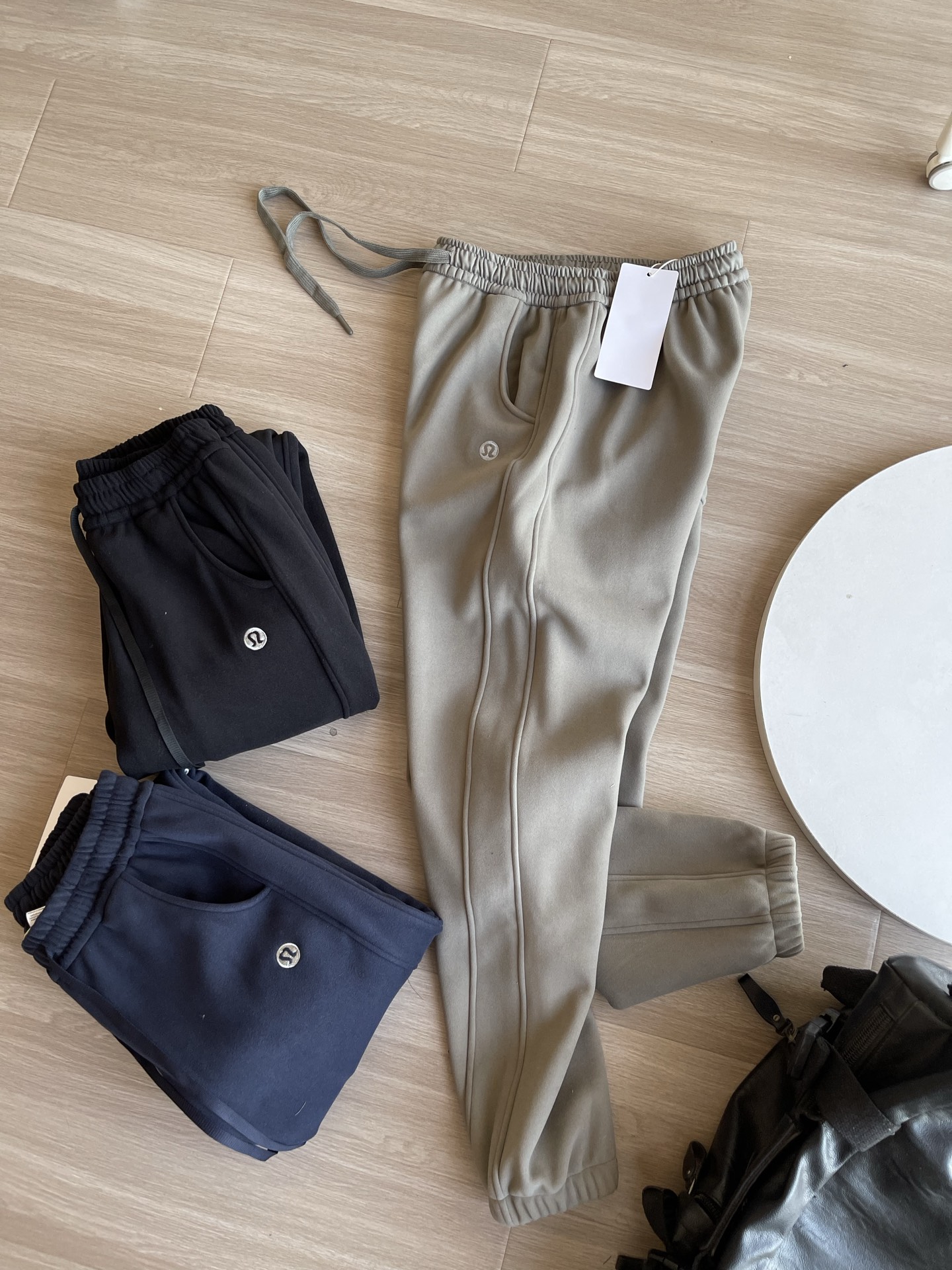 💰135 一条兼具舒适与型格的卫裤必不可少，露露这款秋季男士束脚口卫裤便是优选。
它采用定制斐乐棉面料，含棉量高，触感软糯亲肤，贴身穿毫无不适感，同时加入弹性纤维，赋予面料恰到好处的拉伸度，久坐或活动都不会有束缚感。面料厚度适中，既足以抵御秋日微凉，又不会显得臃肿，单穿或内搭都合适。

设计上简约大气，经典纯色款百搭不挑人，裤身利落的剪裁勾勒出流畅线条，避免了拖沓感。束脚口设计是点睛之笔，收紧的裤脚利落精神，能巧妙修饰腿部线条，搭配运动鞋、板鞋都很和谐，无论是日常通勤、休闲散步还是运动健身，都能轻松驾驭。

腰头采用加宽松紧设计，搭配可调节抽绳，贴合不同腰围，穿脱方便又稳固。细节处也不含糊，工整的走线提升耐用度，隐形口袋实用美观，兼顾功能性与时尚感，让你在秋日里舒适又有 8