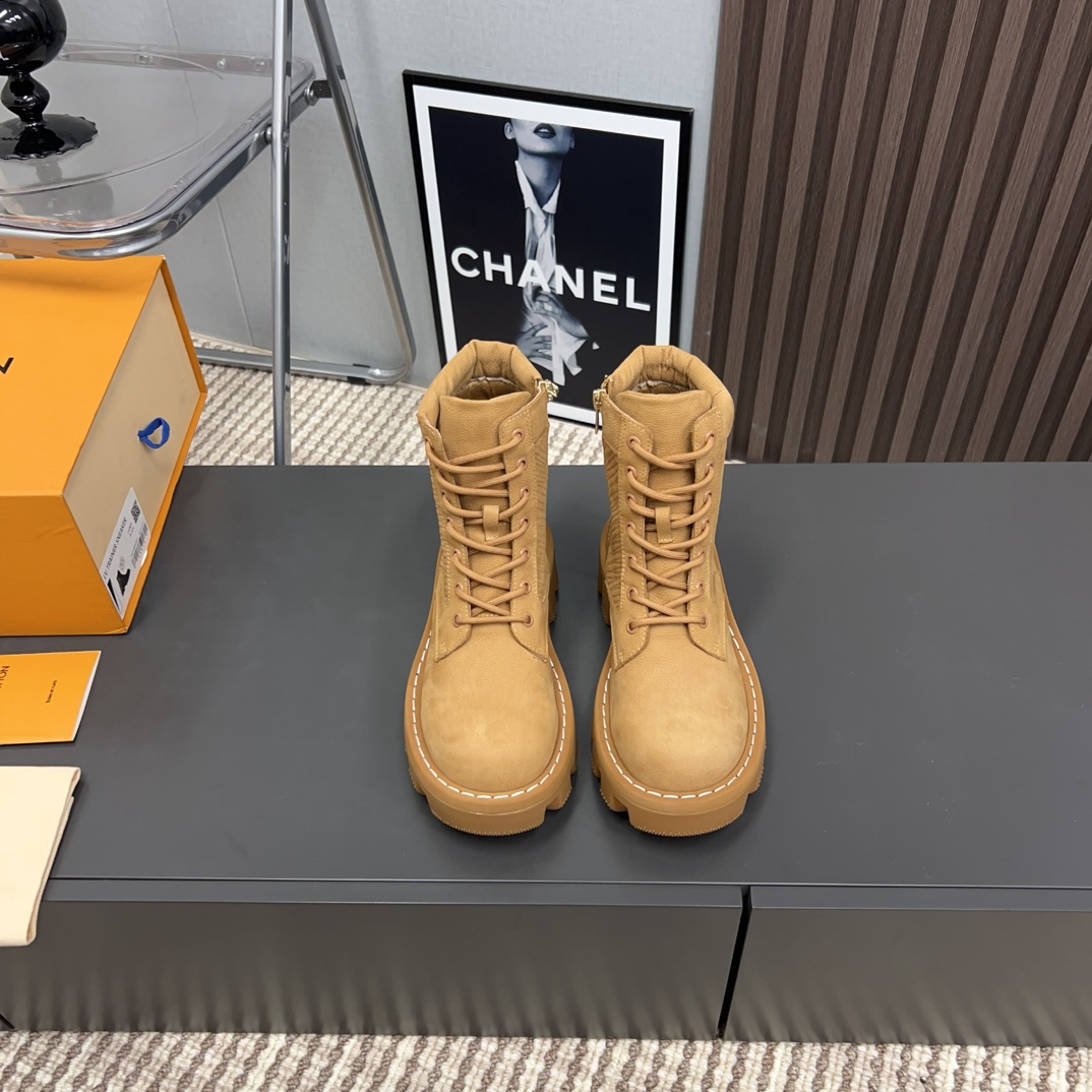 NO:279740,Real-priced couples L*V donkey vs autumn and winter latest short boot series... [Couple Thick Embossed Strap Short Boots] Heavy Industry Built, French Purchase Original Version, After months of all private models, ensuring that all materials, materials, and production technology are consistent with the original version!  Fabric: Original custom cowhide embossing process Inner: Original custom sheepskin foot pad: Original custom sheepskin Big sole: Original mold-opening anti-slip large sole Bottom thickness: 6cm Number of sizes: 35-44 (female 40. male 45 customization is not returned or exchanged) Packaging: Original full set of packaging Color: Synchronous update of official website, louis vuitton, louis vuitton, boots, cowhide, sheepskin19860909实价情侣款L*V驴家vs秋冬最新款短靴系列……【情侣厚度压纹绑带短靴】 重工打造,法国代购原版回来,历经数月全部私模打造,确保所有用料、材质、制作工艺与原版一致！ 面料:原版定制牛皮压纹工艺 内里:原版定制羊皮 垫脚:原版定制羊皮 大底:原版开模防滑大底 底厚:6cm 码数:35-44（女40.男45定制不退换） 包装:原版全套包装 颜色:官网同步更新,,louis vuitton,louis vuitton,boots,cowhide,sheepskin,Men's shoes