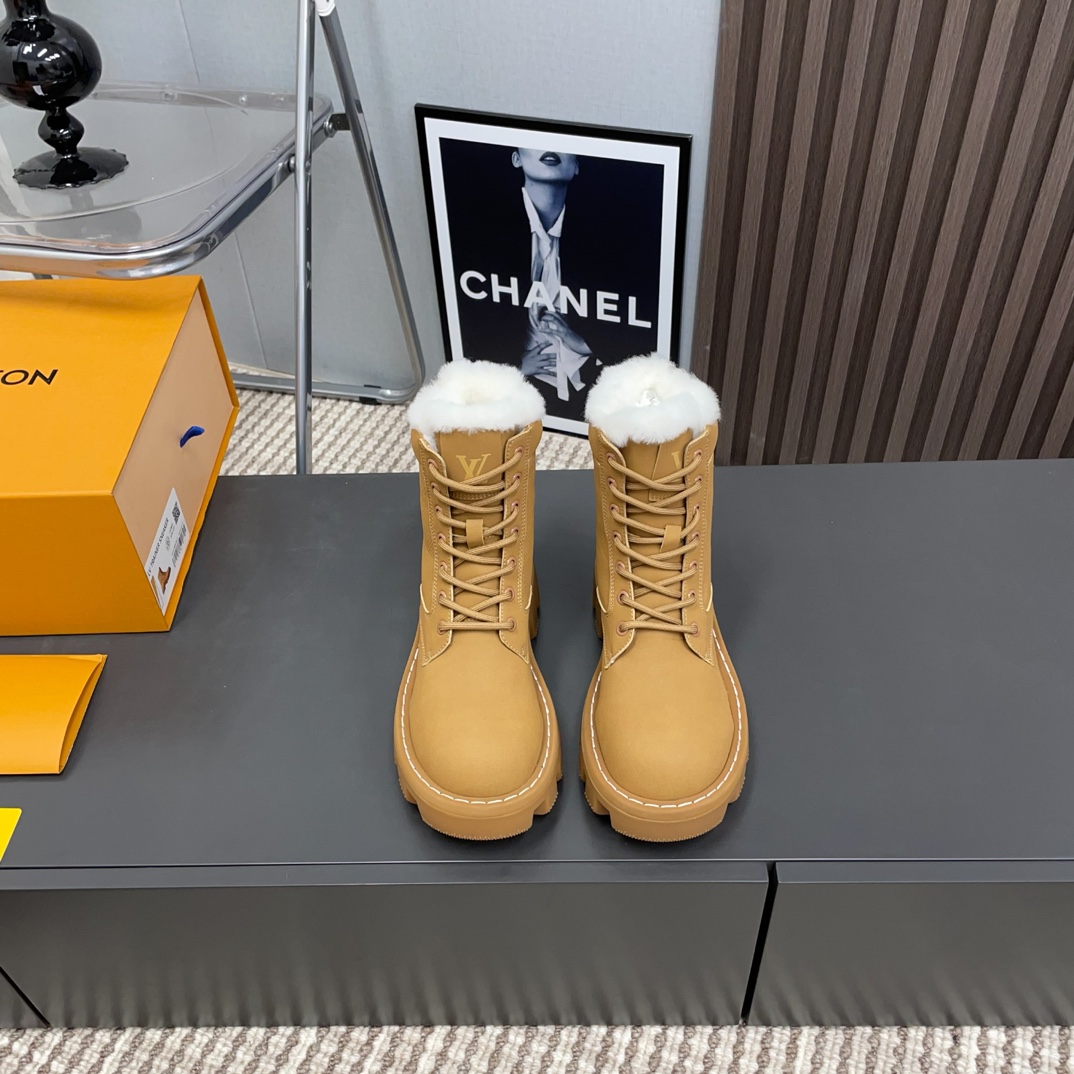 NO:279735,Real-price couple L*V donkey family vs. the latest autumn and winter short boot series... [Couple Thick Embossed Strap Short Boots] Heavy industry created, French purchasing agent returned from the original version, and after several months, all private models were created to ensure that all materials, materials, and production processes were consistent with the original version!  Fabric: Original custom cowhide embossing process Inner: Original custom sheepskin foot pad: Original custom sheepskin Big sole: Original mold-opening anti-slip large sole Bottom thickness: 6cm Number of sizes: 35-44 (female 40. male 45 customization is not returned or exchanged) Packaging: Original full set of packaging Color: Synchronous update of official website, louis vuitton, louis vuitton, boots, cowhide, sheepskin19860909实价情侣L*V驴家vs秋冬最新款短靴系列……【情侣厚度压纹绑带短靴】 重工打造,法国代购原版回来,历经数月全部私模打造,确保所有用料、材质、制作工艺与原版一致！ 面料:原版定制牛皮压纹工艺 内里:原版定制羊皮 垫脚:原版定制羊皮 大底:原版开模防滑大底 底厚:6cm 码数:35-44（女40.男45定制不退换） 包装:原版全套包装 颜色:官网同步更新,,louis vuitton,louis vuitton,boots,cowhide,sheepskin,Men's shoes