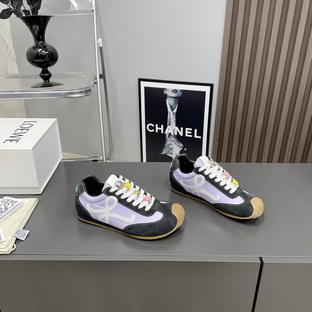 NO:789030,(Top version) Buttons 20 LOEWE Loewe vs. the latest moral training series... [Couple color matching moral training shoes] The fastest purchase of the original development on the entire network, which will not be outdated after being worn for several years, super classic series, the favorite check-in shoes of Internet celebrities, the fastest shipping, exclusive original version one to one mold opening, all materials and details are the same as the original zp version, please look for the highest version on the market... Fabric: Cow mercerized Lycra cloth Lining: Customized imported sheepskin  Feet: cowhide injection molded into raised feet. Outsole: original molded multi-layer combination anti-slip and wear-resistant sole. Packaging: original full set of packaging. Code number: 35-44 (female 40.41 male 45. Returns and exchanges not supported). Color: official website updated simultaneously, casual shoes/sports shoes, loewe, loewe, sneakers, cowhide, sheepskin.19860909（顶级版本）扣子20 LOEWE罗意威德vs最新德训全系列…【情侣拼色德训鞋】 全网最快购入原版开发,穿几年不过时的,超级经典系列,网红最热爱的打卡神鞋,最快出货,独家原版一比一开模,所有材料,细节根zp原版无差别,请认准高市场上最高版本…… 面料:牛猄高丝光莱卡布搭配 内里:定制进口羊皮 垫脚:牛皮注塑成增高型垫脚 大底:原版开模多层组合防滑耐磨底 包装:原版全套包装 码数:35-44（女40.41男45.不支持退换） 颜色:官网同步更新,休闲鞋/运动鞋,loewe,loewe,sneakers,cowhide,sheepskin,Women's Shoes