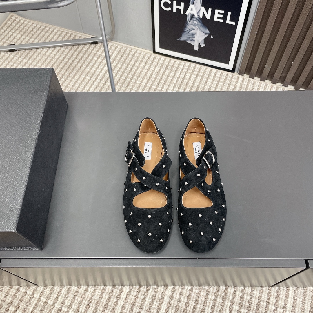 NO:227535,ALAIA 2025vs latest single shoe series... [Retro flat single shoe] Full of girlish style, modern and retro flavor, very simple and atmospheric. Whether it is a skirt, dress or jeans, it can be the finishing touch!  Fabric: Customized sheep lining Inner: Customized sheepskin Finger pad: Customized sheepskin Outsole: Original open mold rubber outsole Size: 35-39 (40.41.42 Customized without return and exchange) Packaging: Original full package Color: Synchronous update of the official website, ballet shoes, alaia, skirts, jeans, sheepskin, sheep19860909ALAIA 2025vs最新单鞋系列……【复古平底单鞋】 满满的少女风 既摩登又复古的味道 非常的简约大气 不管是半身裙 连衣裙还是牛仔裤 它都能成为点睛之笔！ 面料:定制羊猄 内里:定制羊皮 垫脚:定制羊皮 大底:原版开模橡胶大底 码数:35-39（40.41.42定制不退换） 包装:原版全套包装 颜色:官网同步更新,芭蕾舞鞋,alaia,skirts,jeans,sheepskin,sheep,Women's Shoes