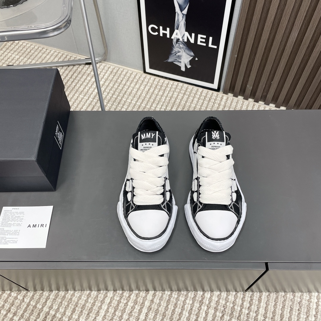 NO:346056,Real price, top version) A*MIRI Emil 2025 vs. popular couple bones fully upgraded casual sneakers series... [Couple bones casual shoes] The official website simultaneously updates the latest color scheme of couples. Pay attention to distinguishing details. Accept everything. After repeated module opening for several months, the top original order quality, Dongguan-made purchasing-grade version, full of details, super explosive!  Exclusive version of high street trendy brand bone shoes from Los Angeles, with many celebrity internet celebrities same style, Chinese new rappers Xiaobai Gali Wang Yibo Yang Mi and other internet celebrity bloggers compete for their feet, AJ1's shoe shape with three-dimensional skull splicing bone shape, which is on par with Nike's popular Fog. The heroic value instantly has a bit of punk rock flavor, all showing fashion and street style... Fabric: original custom canvas Inner: exclusive custom fabric foot pad: original mold injection molding Outsole: exclusive 1:1 mold opening TPU combination sole Size: couple 35-44 (female 41. male 45. Customized without return) Packaging: Customized original full set of packaging Color: official website synchronous update, sneakers19860909实价 顶级版本）A*MIRI埃米尔2025vs爆款情侣骨头全面升级休闲运动鞋系列……【情侣骨头休闲鞋】 官网同步更新情侣款最新配色 注意区分细节 接受一切对比,经反复开模数月打造 顶级原单品质 莞产代购级版本,细节满满 超级爆！来自洛杉矶的高街潮牌独家爆版骨头鞋,众多明星网红同款,中国新说唱歌手小白Gali 王一博 杨幂等网红博主争夺上脚,AJ1的鞋型侧面立体骷髅头拼接骨头状,跟Nike爆火的Fog平起平坐,英气值瞬间颇具几分朋克摇滚味,无不彰显时尚感与街头风…… 面料:原版定做帆布 内里:独家定制布料 垫脚:原版开模注塑成型 大底:独家1:1开模TPU组合大底 码数:情侣35-44（女41.男45.定制不退换） 包装:定制原版全套包装 颜色:官网同步更新,,sneakers,Men's shoes