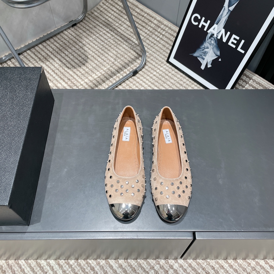 NO:227415,Niche ALAIA 2025vs spring single shoe series... [Spike button flat shoes] Alaya has another sexy side. It can be easily controlled with different styles and styles. Whether it is jeans, suit pants, or pleated skirts, it can enhance your outfit to fashion, elegance and excellence. Fabric: original cowhide inner: custom sheepskin footbed: custom sheepskin outsole: original molded rubber outsole Size: 35-39 (40.41.42 customization without return) Packaging: original full set of packaging Color: official website synchronous update, ballet shoes, alaia, skirts, jeans, business suit, cowhide, sheepskin19860909小众ALAIA 2025vs春季单鞋系列……【钉扣平底单鞋】 阿莱娅还有另外性感的一面 配上不同款式,不同风格都能轻松驾驭,无论牛仔裤,西装裤,还是百褶裙,都能将你的穿搭提升到时尚,优雅和卓越之中 面料:原版牛皮 内里:定制羊皮 垫脚:定制羊皮 大底:原版开模橡胶大底 码数:35-39（40.41.42定制不退换） 包装:原版全套包装 颜色:官网同步更新,芭蕾舞鞋,alaia,skirts,jeans,business suit,cowhide,sheepskin,Women's Shoes