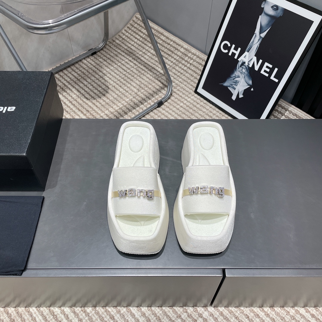 NO:252909,Volume and price: [Exclusive top version] A*lexander~ Wang Yalisander ·Wang 2025 Spring and Summer latest hit series... [Thick-soled diamond buckle sandals] Slipper counter synchronizes, market exclusive original single packaging, original single single veneer bag!  This summer, you must have a pair of king shoes... Upper: Original custom high mercerated fabric ironing process Fighting pad: Original custom high mercerated fabric Outsole: PU foaming water table rubber bottom combination sole Sole thickness: 6cm in front and 10cm in back Size: 35-39 (40. Customized without return) Packaging: Original full set of packaging Color: Simultaneous update of official website, slippers, alexander wang, slippers19860909跑量价:【独家顶级版本】 A*lexander~ Wang亚力山大 ·王2025春夏最新爆款系列……【厚底钻扣凉拖】 拖鞋专柜同步,市场独家原单包装,原单贴皮布袋！这个夏季必须拥有一双大王鞋子…… 鞋面:原版订制高丝光布料烫钻工艺 垫脚:原版定制高丝光布料 大底:PU发泡水台橡胶底片组合大底 底厚:前6cm后10cm 码数:35-39（40.定制不退换） 包装:原版全套包装 颜色:官网同步更新,拖鞋,alexander wang,slippers,Women's Shoes