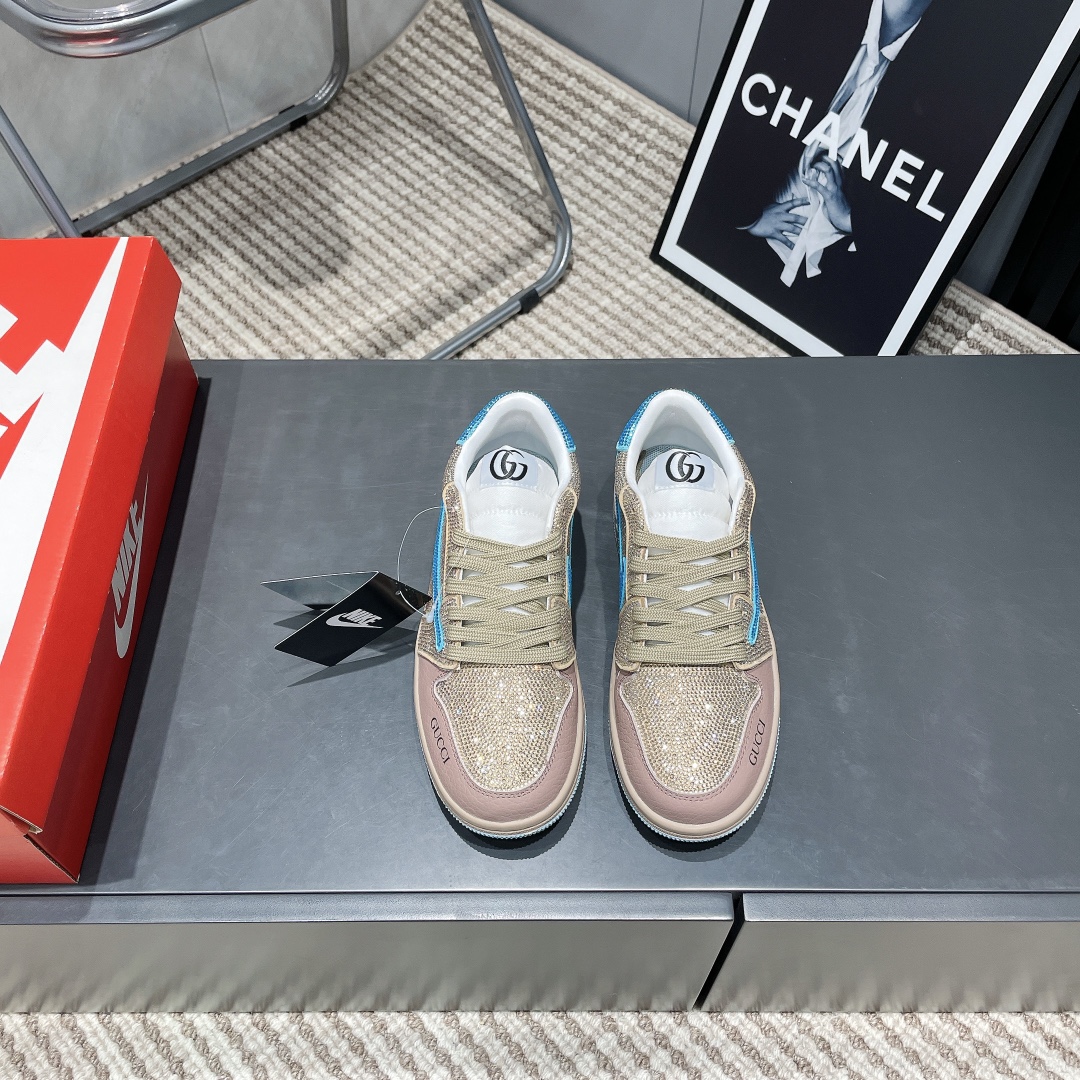 NO:246963,(Top version) Nike Gucci co-branded 25vs spring and summer latest king-explosive series... [Couple hot diamond casual shoes] Only cowhide high-top shoes, Nike Joy couple fur shoes open the eyes of the shoe fans, various unexpected design ideas, diamond color scheme brings many surprises to everyone, the color clap hidden on the upper is quite unique, low-key showing the identity of the shoe model, the style that trendy people have, it looks really good on the feet, and it can't help but feel... Fabric: Customized beef squid iron diamond craft Inner: Customized sheepskin foot pad: Customized sheepskin Outsole: Original open mold TPU two-color outsole Packaging: Original full set of packaging Couple size: 35-44 (Female 41. Male 45.46 customized without return) Color: Synchronous update of official website, casual shoes/sports shoes, gucci, sneakers, cowhide, sheepskin19860909（顶级版本） 耐克Gucci联名25vs春夏最新王炸爆款系列……【情侣烫钻休闲鞋】 唯独一款牛皮拼色的高帮鞋,耐克乔一情侣毛鞋让鞋迷大开眼界,各种意想不到的设计创意,钻石配色方案给大家带来了很多惊喜,隐匿于鞋帮处的拼色颇为独特,低调显示着鞋款的身份,潮人必备的款式,上脚真心好看无法自拔…… 面料:定制牛猄烫钻工艺 内里:定制羊皮 垫脚:定制羊皮 大底:原版开模TPU双色大底 包装:原版全套包装 情侣码:35-44（女41.男45.46定制不退换） 颜色:官网同步更新,休闲鞋/运动鞋,gucci,sneakers,cowhide,sheepskin,Women's Shoes