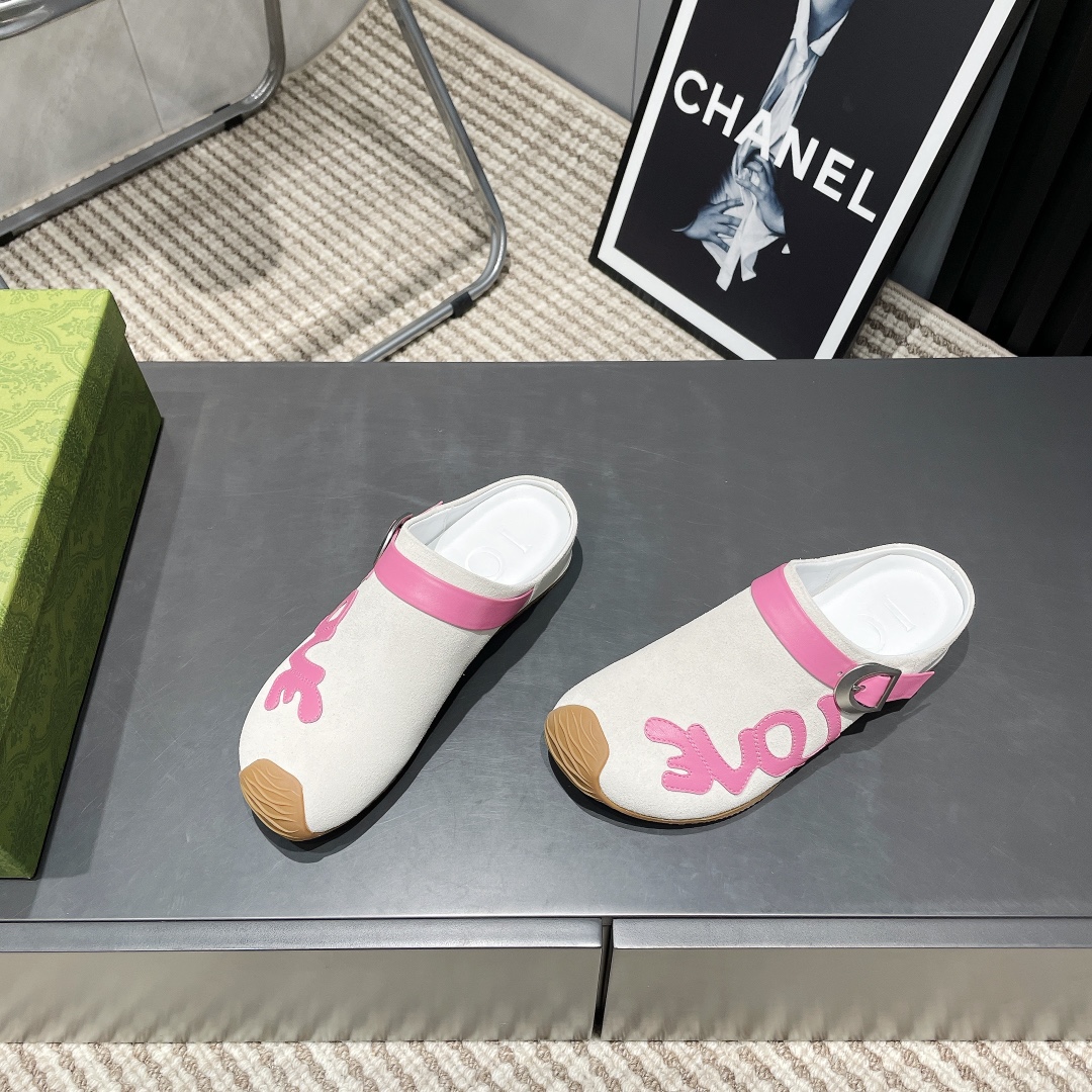 LOEWE Round Toe Patchwork German Sneaker: Classic Style, Ultimate Comfort 4 i1742571259 1726 2