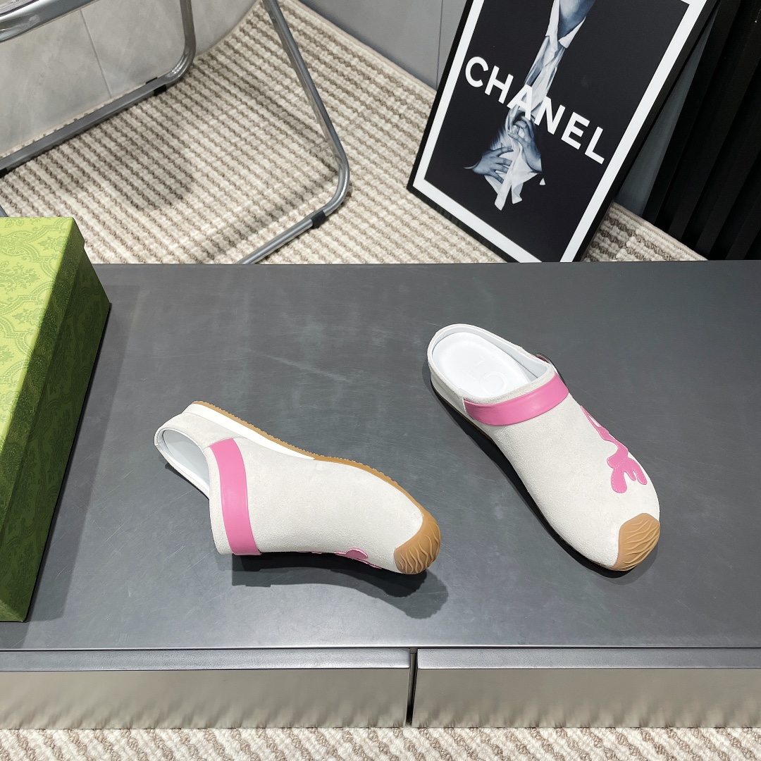 LOEWE Round Toe Patchwork German Sneaker: Classic Style, Ultimate Comfort 8 i1742571259 2046 5