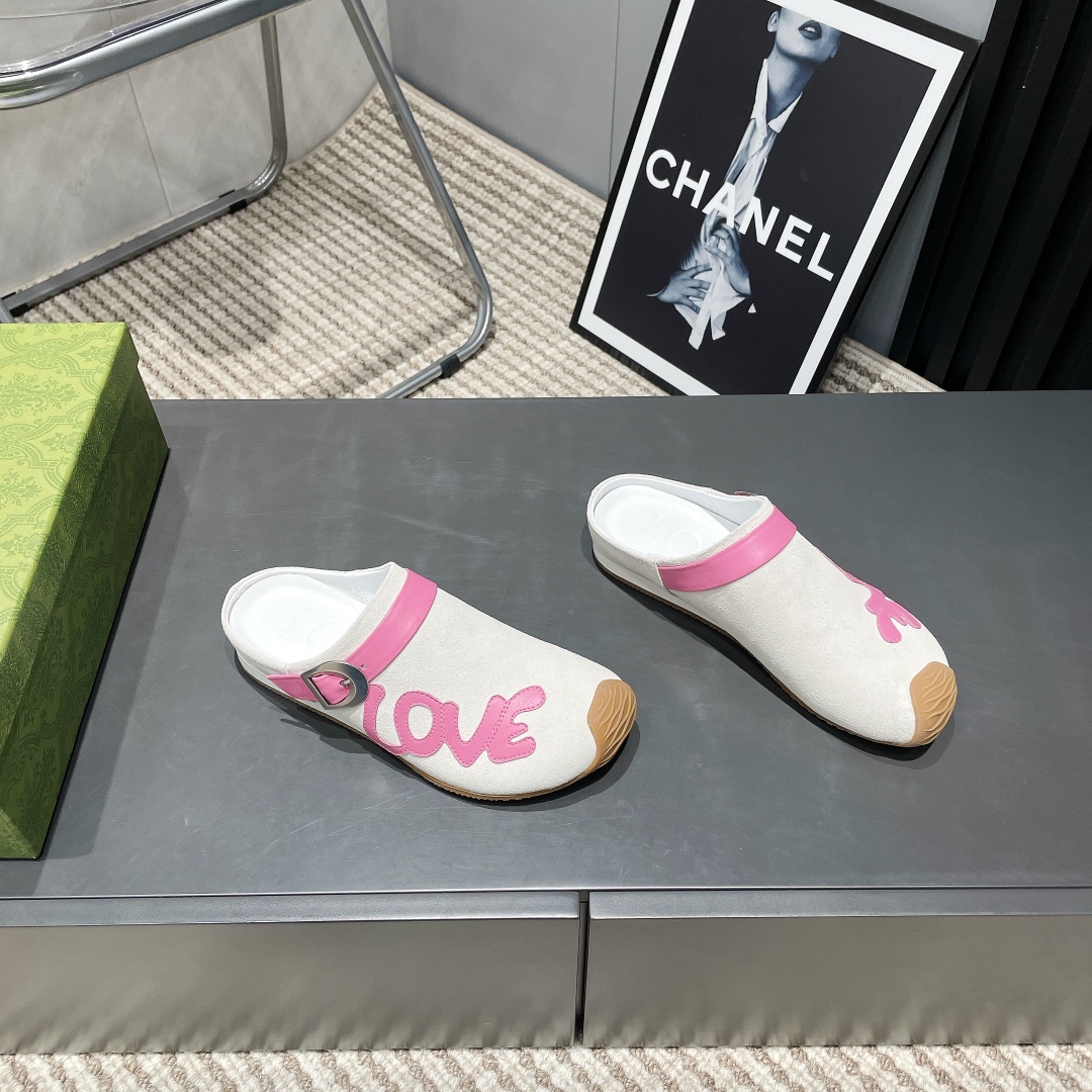 LOEWE Round Toe Patchwork German Sneaker: Classic Style, Ultimate Comfort 5 i1742571259 699 4