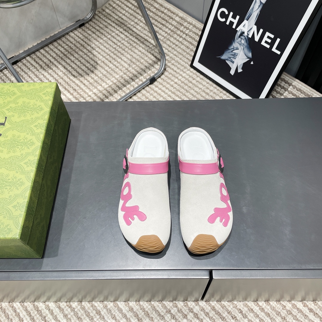 LOEWE Round Toe Patchwork German Sneaker: Classic Style, Ultimate Comfort 3 i1742571259 9739 1