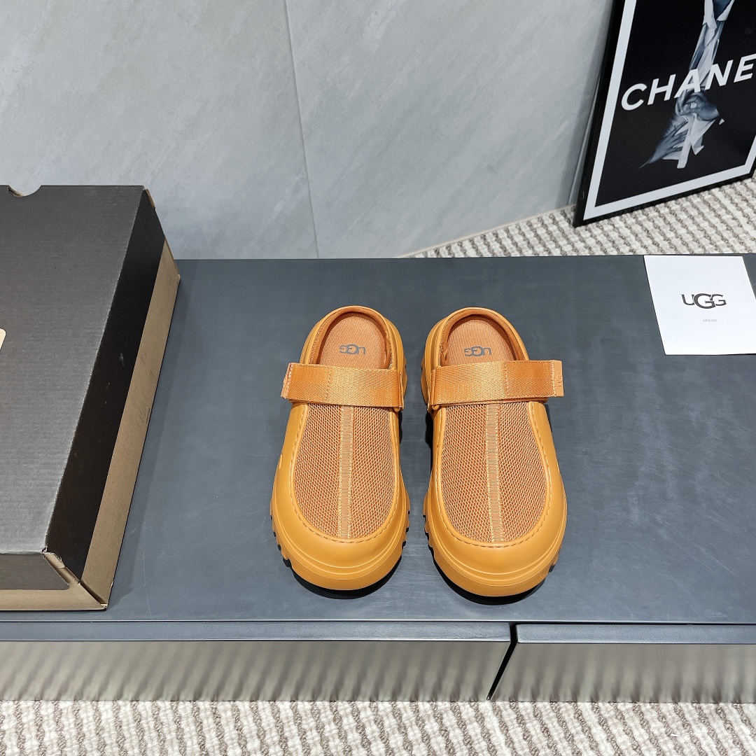 NO:239460,(Top version) Men's UGG~25vs spring and summer hot spring and summer sponge cake thick-soled sandals series... [Sponge cake thick-soled semi-torch] The main feature is a casual style, simple, generous and elegant, exclusive romance in summer!  !  Fabric: Original custom cowhide breathable net Inner: Original custom EVA foot pad: Original custom EVA big sole: Original open mold rubber bottom Number of codes: 35-44 (female 40.41. male 39.45 customization without return) Packaging: Original full set of packaging Color: Official website synchronized 4 colors, semi-drag, sandals, cowhide19860909（顶级版本）男款 UGG~25vs春夏爆款松糕厚底凉鞋系列……【松糕厚底半拖】 主打一个随心索性 简单大方不失优雅 夏天的专属浪漫！！ 面料:原版定制牛皮透气网 内里:原版定制EVA 垫脚:原版定制EVA 大底:原版开模橡胶大底 码数:35-44（女40.41.男39.45定制不退换） 包装:原版全套包装 颜色:官网同步4色出,半拖,sandals,cowhide,Women's Shoes