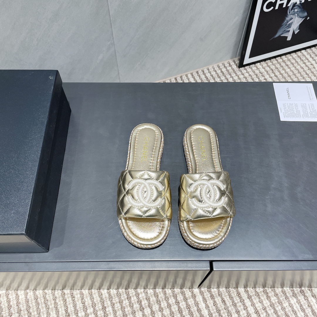 NO:246977,(Top version) CHANE*L Xiaoxiang 2025vs hot sandal series... [Round scalp sandals] Customized leather surface, color, customized unique leather strap complex craftsmanship, Milan catwalk main style, super popular. The high-end handmade series, really beautiful!  The foot is super beautiful, playful and high-end, thick sole is versatile in summer, a must-have for fabric, custom-made cowhide, sheepskin with inner foot, custom-made sheepskin with foot pad, original unslip rubber sole, original packaging, complete set of sizes 35-39 (40.41. Customized, no return or exchange) Color official website is updated simultaneously, slippers, chanel, sandals, slippers, cowhide, sheepskin19860909（顶级版本） CHANE*L小香2025vs爆款凉鞋系列……【圆头皮标凉拖】 定制皮面、颜色、定制独特的穿皮条复杂工艺、米兰走秀主推款,超火爆. 高级手工系列,真的太美了！上脚超级好看,俏皮又高级,厚底增高百搭 夏日必备…… 面料定制牛皮 内里定制羊皮 垫脚定制羊皮 大底原版开模防滑橡胶大底 包装原版全套包装 码数35-39（40.41.定制不退换） 颜色官网同步更新,拖鞋,chanel,sandals,slippers,cowhide,sheepskin,Women's Shoes