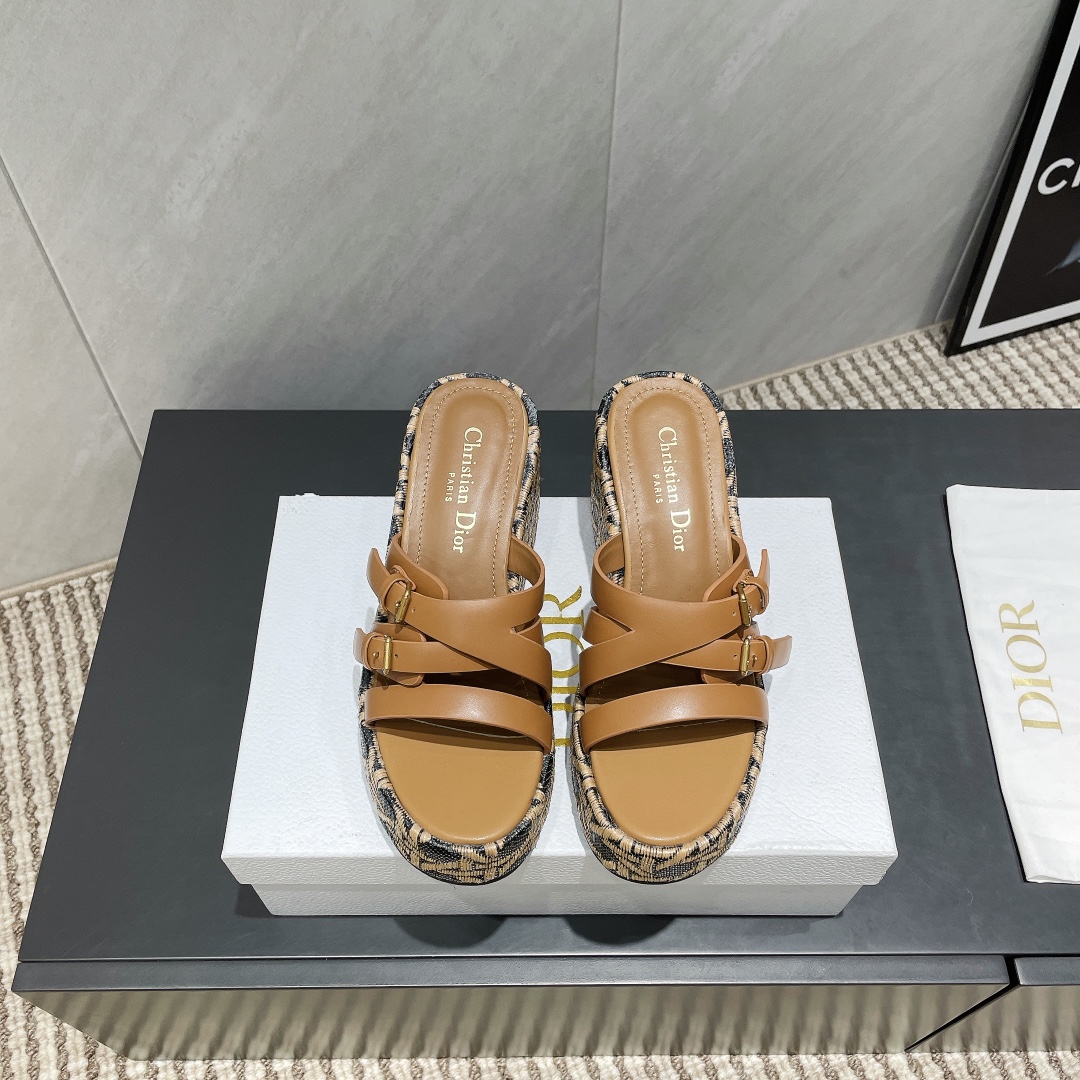 NO:262335,(Top version) Dior 25ss summer high-end new sandals. [Round toe thick sole sandals] Simple and super versatile. Perfect and luxurious on the feet can be matched with spring and summer clothing at will. The foot feels more comfortable!  The original material is perfectly replicated. The original disassembled mold is unpacked. The original fabric is customized cowhide. The inner lining is customized sheepskin. The foot pad is customized sheepskin. The original anti-slip heel heel height is 9cm. The original packaging is full-packed. The number of codes is 36-39 (40.41. Customized without return and exchange) Color: Slippers, dior, dior, sandals, slippers, cowhide, sheepskin19860909（顶级版本） Dior 迪奥 25ss 夏季高版本新款凉鞋.【圆头厚底凉拖】 简约超级百搭. 上脚完美奢华可任意搭配春夏服饰. 脚感更是舒适！材质原版完美复刻. 原版拆解开模. 面料原版定制牛皮 内里原版定制羊皮 垫脚原版定制羊皮 大底原版防滑坡跟大底 跟高9cm 包装原版全套包装 码数36-39（40.41.定制不退换） 颜色:官网同步更新,拖鞋,dior,dior,sandals,slippers,cowhide,sheepskin,Women's Shoes