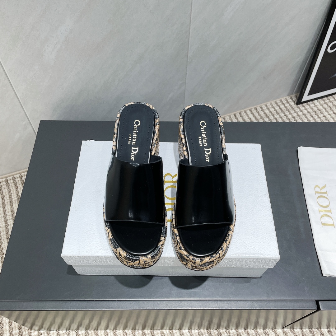 NO:262337,(Top version) Dior 25ss summer high-end new sandals. [Round toe thick sole sandals] Simple and super versatile. Perfect and luxurious on the feet can be matched with spring and summer clothing at will. The foot feels more comfortable!  The original material is perfectly replicated. The original disassembled mold is unpacked. The original fabric is customized with edge beads. The inner lining is customized with sheepskin. The foot pad is original custom sheepskin. The original anti-slip heel heel height is 9cm. The original packaging is complete with 36-39 (40.41. Customized without return and exchange) Color: Slippers, dior, dior, sandals, slippers, sheepskin19860909（顶级版本） Dior 迪奥 25ss 夏季高版本新款凉鞋.【圆头厚底凉拖】 简约超级百搭. 上脚完美奢华可任意搭配春夏服饰. 脚感更是舒适！材质原版完美复刻. 原版拆解开模. 面料原版定制开边珠 内里原版定制羊皮 垫脚原版定制羊皮 大底原版防滑坡跟大底 跟高9cm 包装原版全套包装 码数36-39（40.41.定制不退换） 颜色:官网同步更新,拖鞋,dior,dior,sandals,slippers,sheepskin,Women's Shoes