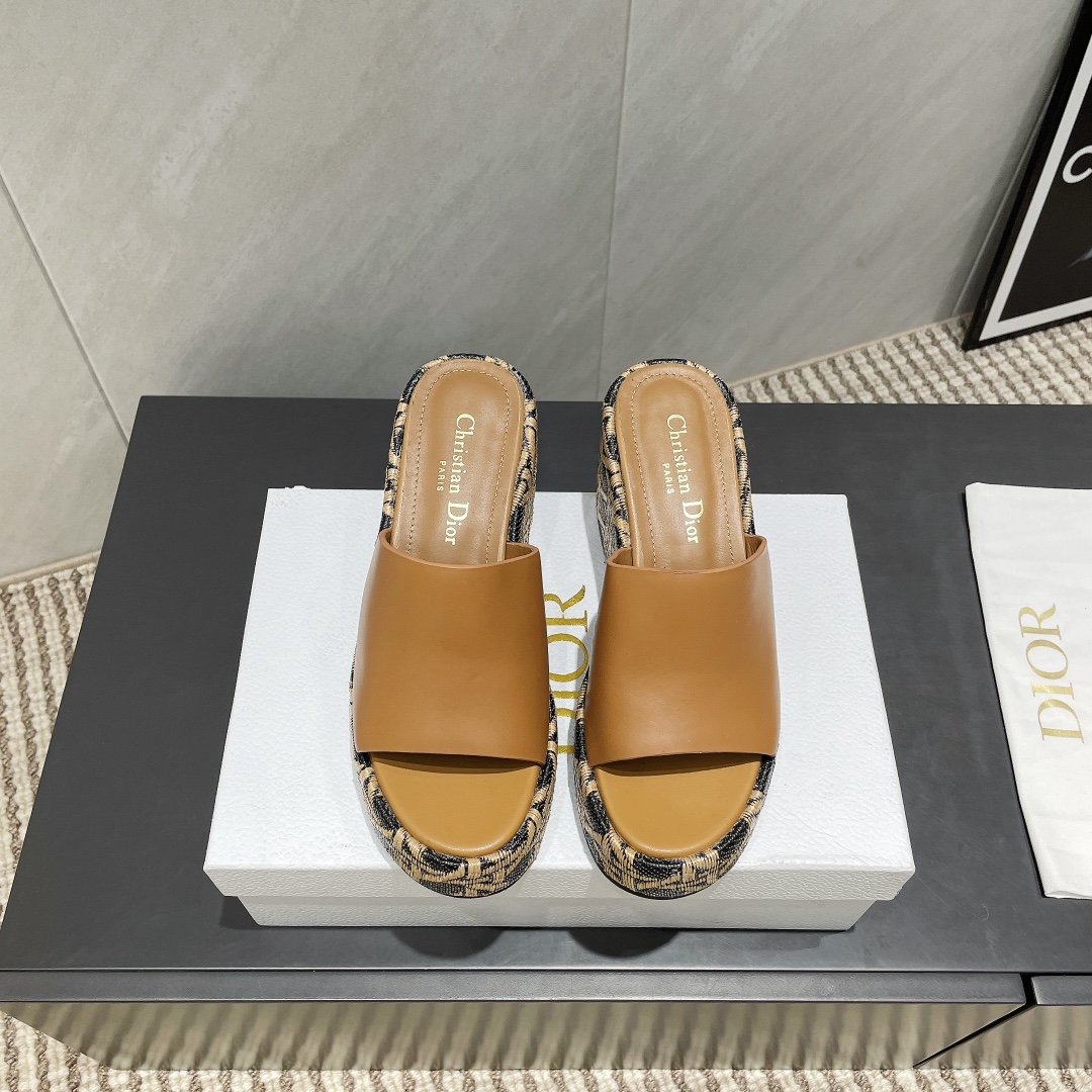 NO:262339,(Top version) Dior 25ss summer high-end new sandals. [Round toe thick sole sandals] Simple and super versatile. Perfect and luxurious on the feet can be matched with spring and summer clothing at will. The foot feels more comfortable!  The original material is perfectly replicated. The original disassembled mold is unpacked. The original fabric is customized cowhide. The inner lining is customized sheepskin. The foot pad is customized sheepskin. The original anti-slip heel heel height is 9cm. The original packaging is full-packed. The number of codes is 36-39 (40.41. Customized without return and exchange) Color: Slippers, dior, dior, sandals, slippers, cowhide, sheepskin19860909（顶级版本） Dior 迪奥 25ss 夏季高版本新款凉鞋.【圆头厚底凉拖】 简约超级百搭. 上脚完美奢华可任意搭配春夏服饰. 脚感更是舒适！材质原版完美复刻. 原版拆解开模. 面料原版定制牛皮 内里原版定制羊皮 垫脚原版定制羊皮 大底原版防滑坡跟大底 跟高9cm 包装原版全套包装 码数36-39（40.41.定制不退换） 颜色:官网同步更新,拖鞋,dior,dior,sandals,slippers,cowhide,sheepskin,Women's Shoes