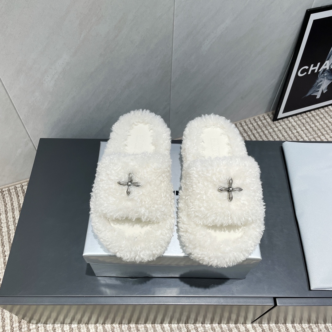 NO:628372,: 'Exclusive top version' SMFK (Tide) vs. the latest hot-selling fur mop series in autumn and winter... [Cross flower thick-soled fur mop] Versatile minimalist style national trend, the new work inherits the popular elements of many brands and is bound to be a hit - it can be worn with narrow-leg jeans or mini skirts, and can also be layered with printed dresses to create a layered look. The details also ensure that the wear is secure and not easy to shift, creating a loose and lazy style... Fabric: Original custom-made wool  Lining: original customized sheepskin Foot pads: original customized sheepskin Outsole: original rubber outsole Heel height: 5cm Size: 35-39 (40. Customization is non-refundable) Packaging: original full set of packaging Color: official website updated simultaneously, woolen shoes and slippers, slippers, skirts, jeans, sheepskin19860909: 《独家顶级版本》 SMFK(Tide)vs秋冬最新王炸爆款毛拖系列…【十字花厚底毛拖】 百搭的极简风国潮,新作继承了诸多品牌制胜的流行元素,势必大热 ——可与窄腿牛仔裤或迷你裙同穿,也能与印花连衣裙打造叠穿造型,细节还确保穿着稳妥不易移位,营造松垮慵懒风…… 面料:原版定制羊卷毛 内里:原版定制羊皮 垫脚:原版定制羊皮 大底:原版橡胶大底 跟高:5cm 码数:35-39（40.定制不退换） 包装:原版全套包装 颜色:官网同步更新,毛毛鞋拖鞋,slippers,skirts,jeans,sheepskin,Women's Shoes