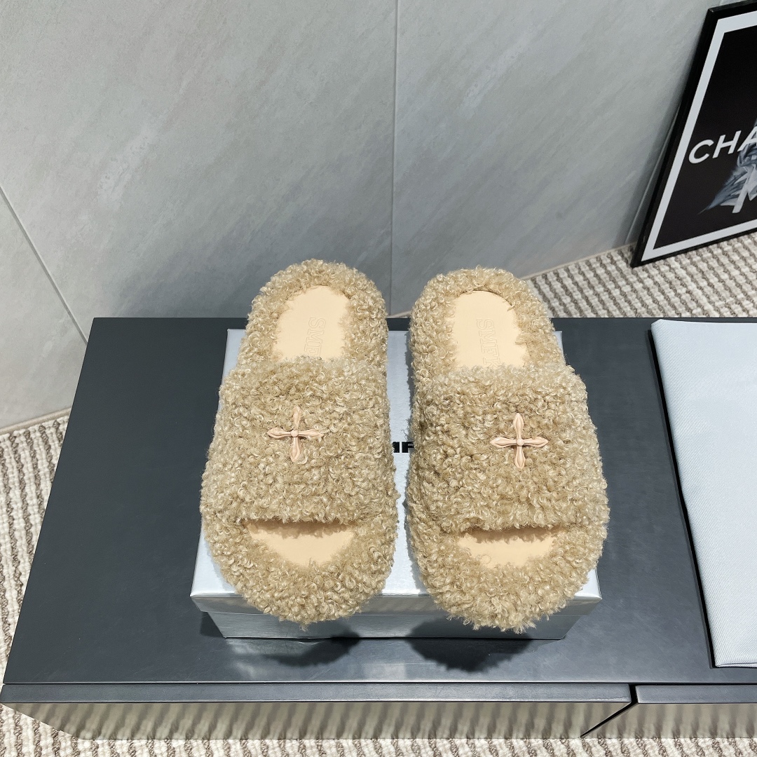 NO:628379,: 'Exclusive top version' SMFK (Tide) vs. the latest hot-selling fur mop series in autumn and winter... [Cross flower thick-soled fur mop] Versatile minimalist style national trend, the new work inherits the popular elements of many brands and is bound to be a hit - it can be worn with narrow-leg jeans or mini skirts, and can also be layered with printed dresses to create a layered look. The details also ensure that the wear is secure and not easy to shift, creating a loose and lazy style... Fabric: Original custom-made wool  Lining: original customized sheepskin Foot pads: original customized wool Outsole: original rubber outsole Heel height: 5cm Size: 35-39 (40. Customization is non-returnable) Packaging: original full set of packaging Color: official website updated simultaneously, fur shoes and slippers, slippers, skirts, jeans, sheepskin19860909: 《独家顶级版本》  SMFK(Tide)vs秋冬最新王炸爆款毛拖系列…【十字花厚底毛拖】 百搭的极简风国潮,新作继承了诸多品牌制胜的流行元素,势必大热 ——可与窄腿牛仔裤或迷你裙同穿,也能与印花连衣裙打造叠穿造型,细节还确保穿着稳妥不易移位,营造松垮慵懒风…… 面料:原版定制羊卷毛 内里:原版定制羊皮 垫脚:原版定制羊毛 大底:原版橡胶大底 跟高:5cm 码数:35-39（40.定制不退换） 包装:原版全套包装 颜色:官网同步更新,毛毛鞋拖鞋,slippers,skirts,jeans,sheepskin,Women's Shoes