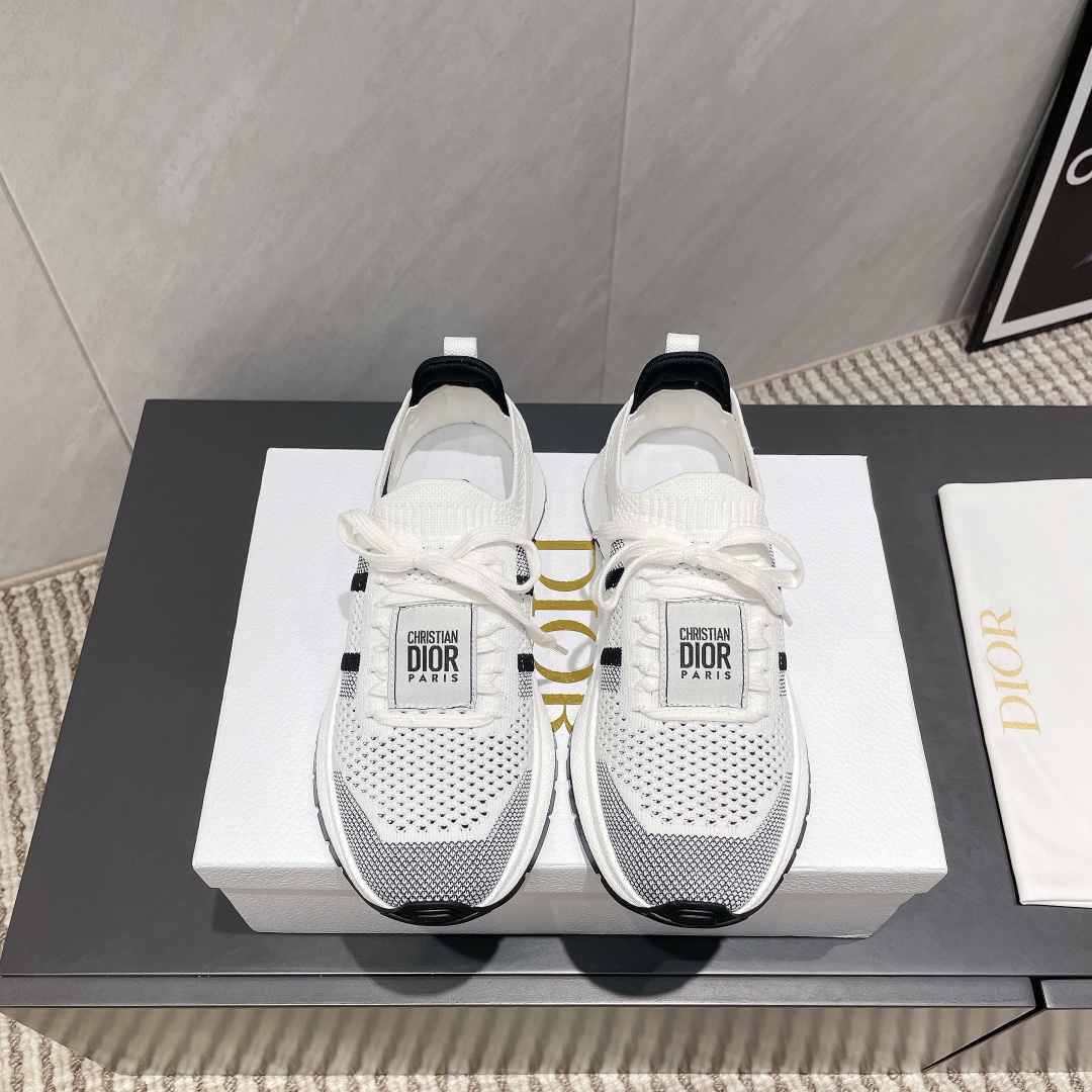 NO:407226,(Top version) D*ior2025vs Spring and Summer latest hot casual shoes series... [Thick-soled casual sneakers] This D*ior Star sneaker continues its lasting outline and is carefully crafted from white cowhide leather, so it will be particularly comfortable to wear. It is decorated with suede inserts in the same color, metal stars to decorate the lace eyelets, enhance the style, and the style is light and matched with the 'Christian D*ior' logo thin sole, suitable for all seasons, can be matched with various casual styles, adding the finishing touch, classic and super durable... Fabric: Original custom flying weaving Inner: Original custom breathable mesh Fighting net Fighting: Original injection molding Outsole: Original open mold TPU rubber sole Packaging: Original full set of packaging Size: 35-39 (40.41 customization without return)  Color: Official website synchronous update, casual shoes/sports shoes, sneakers, cowhide19860909（顶级版本） D*ior2025vs春夏最新爆款休闲鞋系列……【厚底休闲运动鞋】 这款D*ior Star运动鞋延续经久不衰的轮廓,采用白色牛皮革精心制作,所以上脚会特别的舒服,饰以同色调绒面革镶片金属星星装饰鞋带孔眼,提升格调,款式轻盈搭配“Christian D*ior”标志薄鞋底,四季皆宜,可与各式休闲造型搭配,增添点睛之笔,经典超耐看…… 面料:原版定制飞织 内里:原版定制透气网 垫脚:原版注塑成型 大底:原版开模TPU橡胶大底 包装:原版全套包装 码数:35-39（40.41定制不退换） 颜色:官网同步更新,休闲鞋/运动鞋,sneakers,cowhide,Women's Shoes