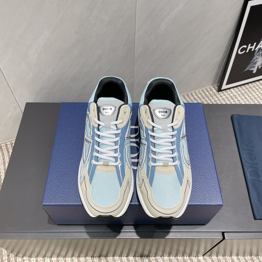 NO:402473,: Couple 'Exclusive Top Version' has been made for a long time. D*IOR Di*O classic casual hot series... [B30 couple casual shoes] Based on the style of classic sneakers, add deconstructed elements to design. The classic brand digital logo is perfectly presented at the tail of the shoe. The circle is surrounded by the shoe line '23' logo. The original custom cowhide net embroidered letter craftsmanship is full of playfulness, showing the fashionable design sense of Majira. It is the peak when it is launched. The foot is the king. Fabric: Original custom silk cowhide original custom breathable mesh material. Inner: Original custom high-density breathable mesh. Foot pad: Customized original high-density breathable injection molding high elastic inner molding pad. Outsole: Original TPU mold-absorbing multi-color bottom. Size: Couple 35-44 (female 41. male 38.45. Customized without return) Packaging: Original full set of packaging  Color: Official website synchronous update, casual shoes/sports shoes, masion margiela, sneakers, cowhide19860909:情侣《独家顶级版本》长期做货  D*IOR迪*奥经典休闲爆款系列……【B30情侣休闲鞋】 以经典球鞋的版型为基础 加入解构元素设计 经典品牌数字logo在鞋尾完美呈现 圆圈围绕鞋履线“23”标志, 原版定制牛皮网刺绣字母工艺,玩味十足,尽显马吉拉时髦设计感,上市即巅峰 上脚即王者 面料:原版定制丝绸牛皮原版定制透气网料 内里:原版定制高密度透气网 垫脚:定制原版高密度透气注塑高弹内增成型垫 大底:原版TPU吸模多色底 码数:情侣35-44（女41.男38.45.定制不退换） 包装:原版全套包装 颜色:官网同步更新,休闲鞋/运动鞋,masion margiela,sneakers,cowhide,Women's Shoes