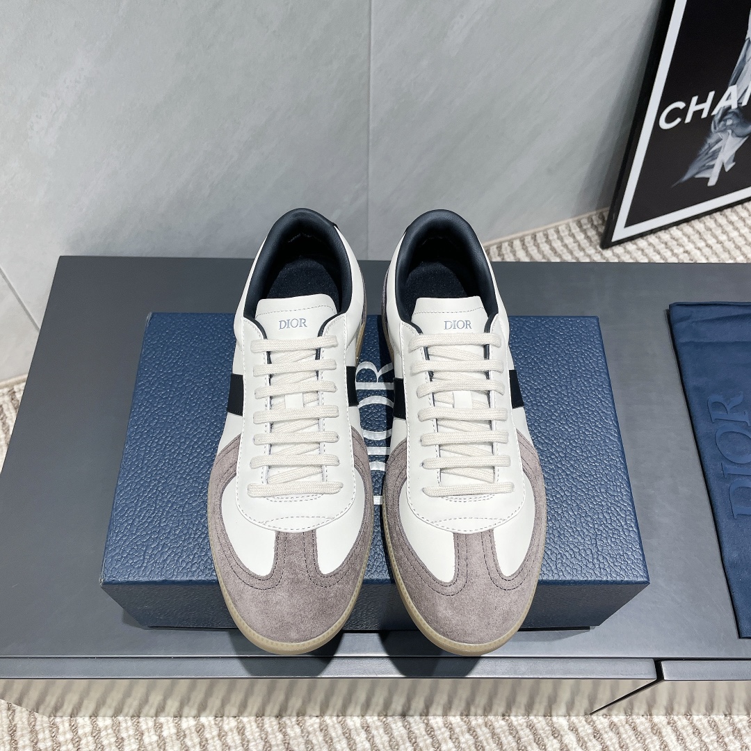 NO:402483,: 'Exclusive Top Version' D*ior2025vs Spring and Summer Latest Hot Shoes Series... [Round Toe Casual Board Shoes] This D*ior Star sneaker continues its lasting outline and is carefully crafted from white cowhide leather, so it will be particularly comfortable to wear. It is decorated with suede inserts in the same color and decorated with metal stars to enhance the style. The style is light and matched with the 'Christian D*ior' logo thin sole, suitable for all seasons, can be matched with various casual styles to add the finishing touch, classic and super durable... Fabric: Original custom cowhide Inner: Original custom sheepskin Finger: Original injection molding Outsole: Original open mold TPU rubber sole Packaging: Original full set of packaging Size: 39-44 (38.45 customization without return)  Color: Official website synchronous update, casual shoes/sports shoes, sneakers, cowhide, sheepskin19860909:《独家顶级版本》 D*ior2025vs春夏最新爆款休闲鞋系列……【圆头休闲板鞋】 这款D*ior Star运动鞋延续经久不衰的轮廓,采用白色牛皮革精心制作,所以上脚会特别的舒服,饰以同色调绒面革镶片金属星星装饰鞋带孔眼,提升格调,款式轻盈搭配“Christian D*ior”标志薄鞋底,四季皆宜,可与各式休闲造型搭配,增添点睛之笔,经典超耐看…… 面料:原版定制牛皮 内里:原版定制羊皮 垫脚:原版注塑成型 大底:原版开模TPU橡胶大底 包装:原版全套包装 码数:39-44（38.45定制不退换） 颜色:官网同步更新,休闲鞋/运动鞋,sneakers,cowhide,sheepskin,Women's Shoes