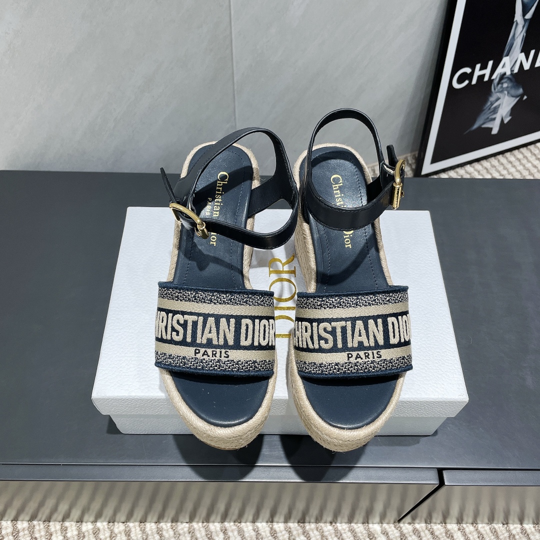 NO:407239,(Top version) Dior 25ss summer high-end new sandals. [Round toe thick-soled sandals] Simple and super versatile. Perfect and luxurious on the feet can be matched with spring and summer clothing at will. The foot feels more comfortable!  The original material is perfectly replicated. The original disassembled mold. The original fabric is customized with fabric. The inner lining is customized with sheepskin. The foot pad is customized with sheepskin. The original anti-slip heel heel height is 10.5cm. The original packaging is full set of packaging. The number of sizes is 36-39 (40.41. Customized without return and exchange) Color: Slippers and sandals, dior, dior, sandals, slippers, sheepskin19860909（顶级版本） Dior 迪奥 25ss 夏季高版本新款凉鞋.【圆头厚底凉鞋】 简约超级百搭. 上脚完美奢华可任意搭配春夏服饰. 脚感更是舒适！材质原版完美复刻. 原版拆解开模. 面料原版定制布料 内里原版定制羊皮 垫脚原版定制羊皮 大底原版防滑坡跟大底 跟高10.5cm 包装原版全套包装 码数36-39（40.41.定制不退换） 颜色:官网同步更新,拖鞋凉鞋,dior,dior,sandals,slippers,sheepskin,Women's Shoes