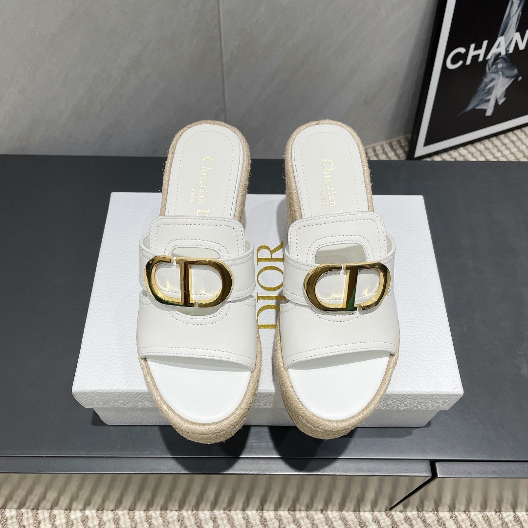 NO:407237,(Top version) Dior 25ss summer high-end new sandals. [Round toe thick sole sandals] Simple and super versatile. Perfect and luxurious on the feet can be matched with spring and summer clothing at will. The foot feels more comfortable!  The original material is perfectly replicated. The original disassembled mold is unpacked. The original fabric is customized cowhide. The inner lining is customized sheepskin. The foot pad is original customized sheepskin. The original anti-slip heel heel height is 10.5cm. The original packaging is full set of packaging. The number of codes is 36-39 (40.41. Customized without return and exchange) Color: Slippers, dior, dior, sandals, slippers, cowhide, sheepskin19860909（顶级版本） Dior 迪奥 25ss 夏季高版本新款凉鞋.【圆头厚底凉拖】 简约超级百搭. 上脚完美奢华可任意搭配春夏服饰. 脚感更是舒适！材质原版完美复刻. 原版拆解开模. 面料原版定制牛皮 内里原版定制羊皮 垫脚原版定制羊皮 大底原版防滑坡跟大底 跟高10.5cm 包装原版全套包装 码数36-39（40.41.定制不退换） 颜色:官网同步更新,拖鞋,dior,dior,sandals,slippers,cowhide,sheepskin,Women's Shoes