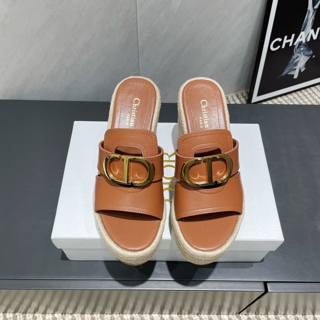 NO:402471,: 'Exclusive Top Version' Dior 25ss summer high-end new sandals. [Round toe thick sole sandals] Simple and super versatile. Perfect and luxurious on the feet can be matched with spring and summer clothing at will. The foot feels more comfortable!  The original material is perfectly replicated. The original disassembled mold is unpacked. The original fabric is customized cowhide. The inner lining is customized sheepskin. The foot pad is original customized sheepskin. The original anti-slip heel heel height is 10.5cm. The original packaging is full set of packaging. The number of codes is 36-39 (40.41. Customized without return and exchange) Color: Slippers, dior, dior, sandals, slippers, cowhide, sheepskin19860909:《独家顶级版本》 Dior 迪奥 25ss 夏季高版本新款凉鞋.【圆头厚底凉拖】 简约超级百搭. 上脚完美奢华可任意搭配春夏服饰. 脚感更是舒适！材质原版完美复刻. 原版拆解开模. 面料原版定制牛皮 内里原版定制羊皮 垫脚原版定制羊皮 大底原版防滑坡跟大底 跟高10.5cm 包装原版全套包装 码数36-39（40.41.定制不退换） 颜色:官网同步更新,拖鞋,dior,dior,sandals,slippers,cowhide,sheepskin,Women's Shoes