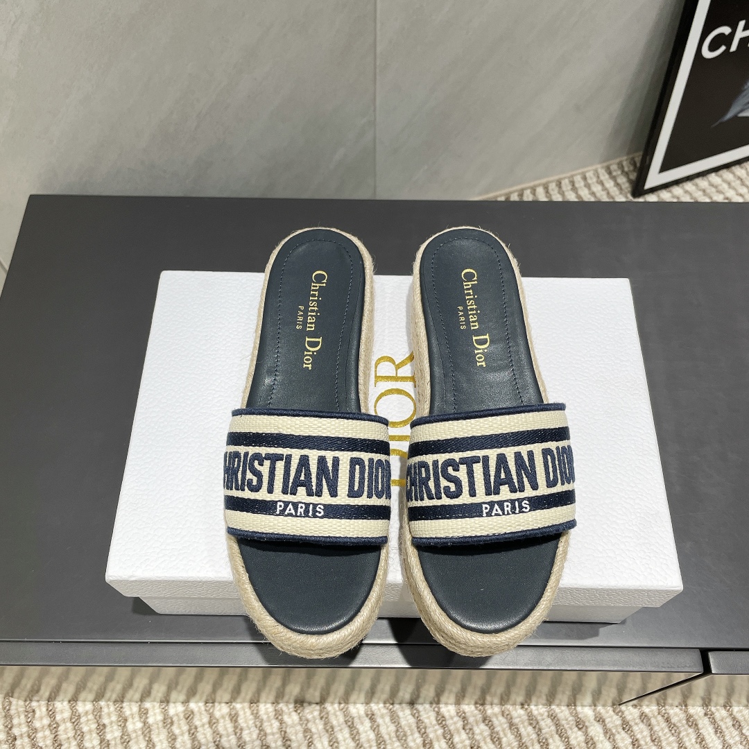 NO:407238,(Top version) Dior 25ss summer high-end new sandals. [Round toe thick sole sandals] Simple and super versatile. Perfect and luxurious on the feet can be matched with spring and summer clothing at will. The foot feels more comfortable!  The original material is perfectly replicated. The original disassembled mold. The original fabric is customized with fabric. The inner lining is customized with sheepskin. The foot pad is customized with sheepskin. The original anti-slip heel heel height is 5.0cm. The original packaging is full-packed with sizes 36-39 (40.41. Customized without return and exchange) Color: Slippers and sandals, dior, dior, sandals, slippers, sheepskin19860909（顶级版本） Dior 迪奥 25ss 夏季高版本新款凉鞋.【圆头厚底凉拖】 简约超级百搭. 上脚完美奢华可任意搭配春夏服饰. 脚感更是舒适！材质原版完美复刻. 原版拆解开模. 面料原版定制布料 内里原版定制羊皮 垫脚原版定制羊皮 大底原版防滑坡跟大底 跟高5.0cm 包装原版全套包装 码数36-39（40.41.定制不退换） 颜色:官网同步更新,拖鞋凉鞋,dior,dior,sandals,slippers,sheepskin,Women's Shoes