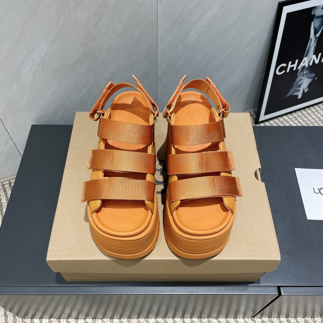 NO:402455,: 'Exclusive Top Version' UGG~25vs Spring and Summer Hot Sponge Cake Thick-soled Sandal Series... [Sponge Cake Thick-soled Sandals] It focuses on a casual and simple, generous and elegant, and exclusive romance in summer!  !  Fabric: Original custom cowhide Velcro Inner: Original custom sheepskin Finger pad: Original custom EVA Outsole: Original mold foamed sole (10cm) Size: 35-39 (40 customization without return and exchange) Packaging: Original full package Color: Simultaneous update of official website, slippers sandals, sandals, slippers, cowhide, sheepskin19860909:《独家顶级版本》 UGG~25vs春夏爆款松糕厚底凉鞋系列……【松糕厚底凉鞋】 主打一个随心索性 简单大方不失优雅 夏天的专属浪漫！！ 面料:原版定制牛皮魔术贴 内里:原版定制羊皮 垫脚:原版定制EVA 大底:原版开模发泡大底（10cm） 码数:35-39（40定制不退换） 包装:原版全套包装 颜色:官网同步更新,拖鞋凉鞋,sandals,slippers,cowhide,sheepskin,Women's Shoes