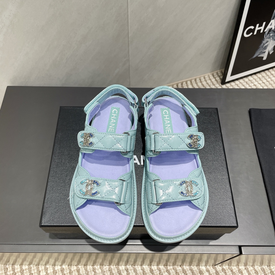 NO:402459,'Exclusive Top Version' CHANE*L Xiaoxiang 2025vs hot sandal series... [Standard Velcro Sandals] Customized leather surface, color, customized unique leather strap complex craftsmanship, Milan catwalk main style, super popular. The high-end handmade series, really beautiful!  The foot is super beautiful, playful and high-end, thick sole is versatile and summer must-have... Original custom patent leather fabric original custom sheepskin inner lining original custom sheepskin foot pad original custom sheepskin outsole original imported genuine leather outsole packaging original complete set of packaging Size 35-39 (34.40.41. Customized without return and exchange) Color official website synchronous update, slippers sandals, chanel, sandals, slippers, sheepskin, Leather soles19860909《独家顶级版本》 CHANE*L小香2025vs爆款凉鞋系列……【标扣魔术贴凉鞋】 定制皮面、颜色、定制独特的穿皮条复杂工艺、米兰走秀主推款,超火爆. 高级手工系列,真的太美了！上脚超级好看,俏皮又高级,厚底增高百搭 夏日必备…… 面料原版定制漆皮 内里原版定制羊皮 垫脚原版定制羊皮 大底原版进口真皮大底 包装原版全套包装 码数35-39（34.40.41.定制不退换） 颜色官网同步更新,拖鞋凉鞋,chanel,sandals,slippers,sheepskin,Leather soles,Women's Shoes