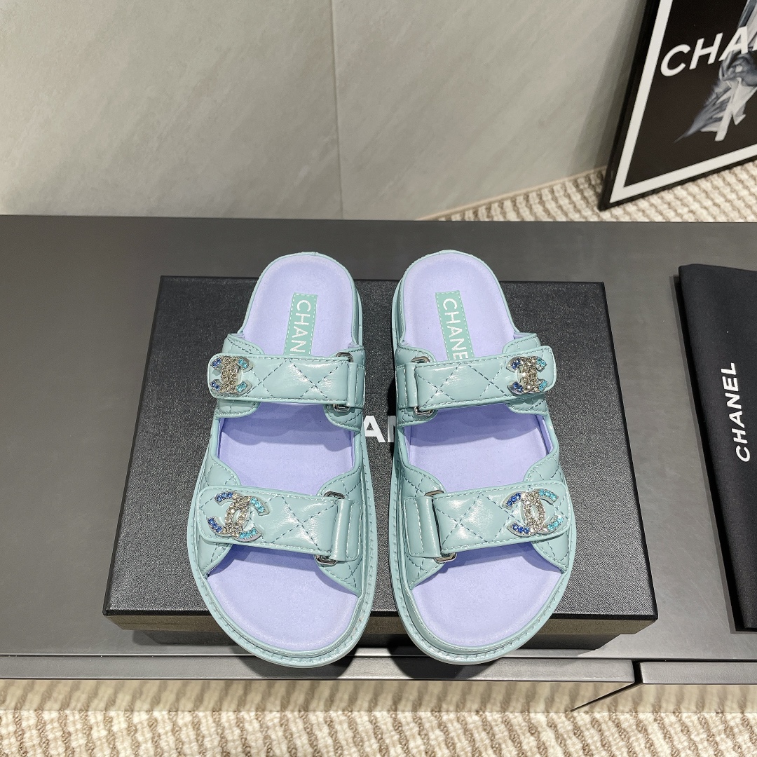 NO:402463,'Exclusive Top Version' CHANE*L Xiaoxiang 2025vs hot sandal series... [Shaped Velcro Sandals] Customized leather surface, color, customized unique leather strap complex craftsmanship, Milan catwalk main style, super popular. The high-end handmade series, really beautiful!  The foot is super beautiful, playful and high-end, thick sole is versatile and summer must-have... Original custom patent leather fabric original custom sheepskin inner lining original custom sheepskin foot pad original custom sheepskin outsole original imported genuine leather outsole packaging original complete set of packaging Size 35-39 (34.40.41. Customized without return and exchange) Color official website synchronous update, slippers sandals, chanel, sandals, slippers, sheepskin, Leather soles19860909《独家顶级版本》 CHANE*L小香2025vs爆款凉鞋系列……【标扣魔术贴凉拖】 定制皮面、颜色、定制独特的穿皮条复杂工艺、米兰走秀主推款,超火爆. 高级手工系列,真的太美了！上脚超级好看,俏皮又高级,厚底增高百搭 夏日必备…… 面料原版定制漆皮 内里原版定制羊皮 垫脚原版定制羊皮 大底原版进口真皮大底 包装原版全套包装 码数35-39（34.40.41.定制不退换） 颜色官网同步更新,拖鞋凉鞋,chanel,sandals,slippers,sheepskin,Leather soles,Women's Shoes