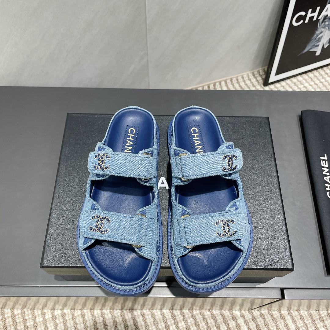 NO:402467,'Exclusive Top Version' CHANE*L Xiaoxiang 2025vs hot sandal series... [Standard Velcro Sandals] Customized leather surface, color, customized unique leather strap complex craftsmanship, Milan catwalk main style, super popular. The high-end handmade series, really beautiful!  Super beautiful, playful and high-end, thick sole height-enhancing, a must-have for summer... Original custom canvas for fabrics, original custom sheepskin for inner lining, original custom sheepskin for foot pads, original imported leather sole, original packaging, full set of packaging, size 35-39 (34.40.41. Customized, no return or exchange) Color official website is updated simultaneously, slippers, sandals, chanel, sandals, slippers, sheepskin, Leather soles19860909《独家顶级版本》 CHANE*L小香2025vs爆款凉鞋系列……【标扣魔术贴凉鞋】 定制皮面、颜色、定制独特的穿皮条复杂工艺、米兰走秀主推款,超火爆. 高级手工系列,真的太美了！上脚超级好看,俏皮又高级,厚底增高百搭 夏日必备…… 面料原版定制帆布 内里原版定制羊皮 垫脚原版定制羊皮 大底原版进口真皮大底 包装原版全套包装 码数35-39（34.40.41.定制不退换） 颜色官网同步更新,拖鞋凉鞋,chanel,sandals,slippers,sheepskin,Leather soles,Women's Shoes