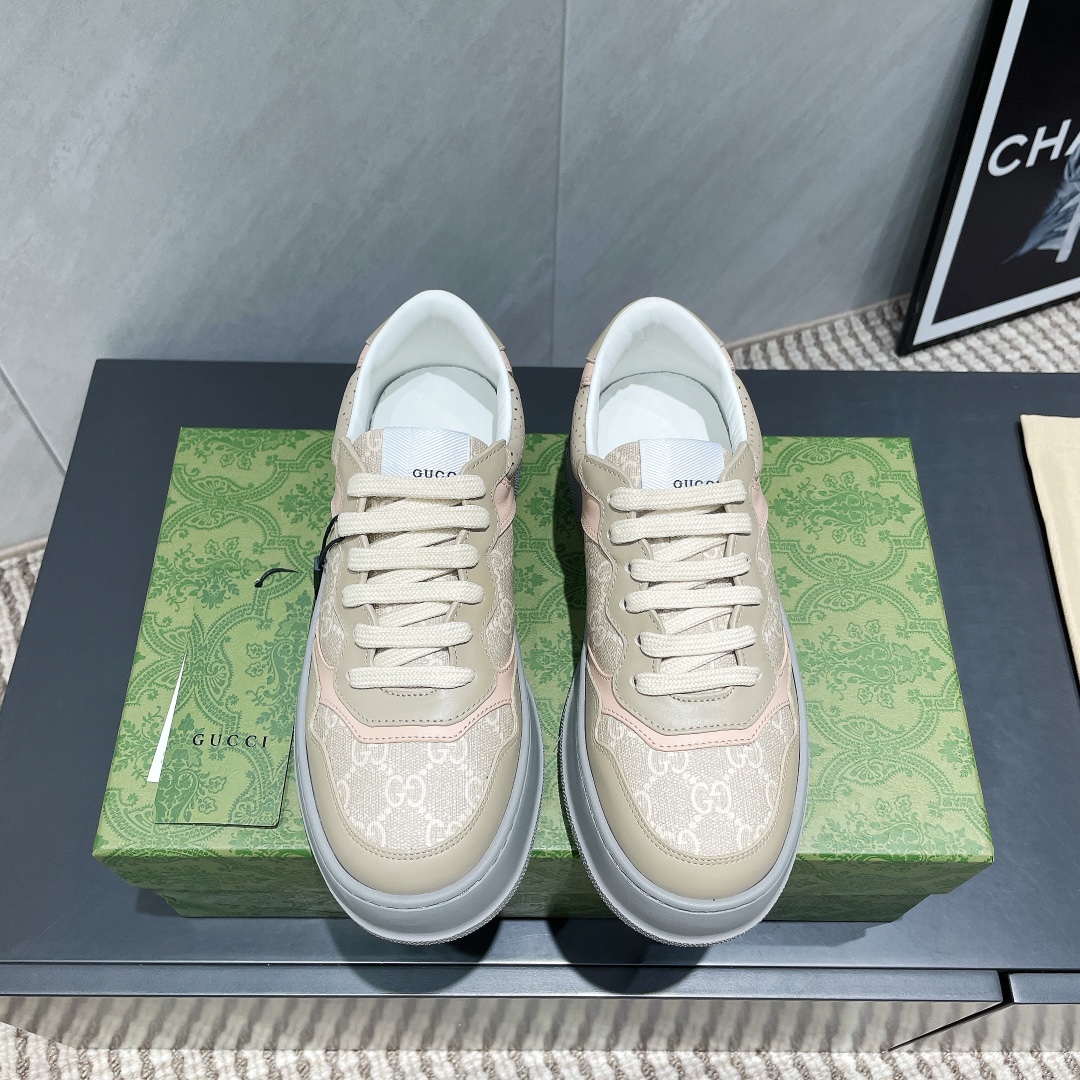 NO:402452,: Women and men's 'Top Version' G Home 25vs latest popular couple model [Couple thick-soled casual white shoes] The original version is split and perfectly replicated, various classic fashion collisions, retro feelings, very elegant, super versatile, light and thick sole, heightening and slimming and comfortable, very easy to control... Fabric: Original custom cowhide Inner: Original custom cowhide foot pad: Cowhide injection molding Outsole: Original open mold light IP outsole Packaging: Original aircraft box full package Size: 35-44 (female 34.41.42 male 38.45.46 customized without return) Color: Synchronous update of official website, casual shoes/sports shoes, gucci, sneakers, cowhide19860909:女男《顶级版本》 G家25vs最新火爆情侣款【情侣厚底休闲小白鞋】 原版拆分完美复刻,各种经典时尚碰撞,复古情怀,十分高雅,超级百搭,轻盈厚底,增高显瘦又舒适,非常容易驾驭…… 面料:原版定制牛皮 内里:原版定制牛皮 垫脚:牛皮注塑成型 大底: 原版开模轻便ip大底 包装:原版飞机盒全套包装 码数:35-44（女34.41.42男38.45.46定制不退换） 颜色:官网同步更新,休闲鞋/运动鞋,gucci,sneakers,cowhide,Women's Shoes